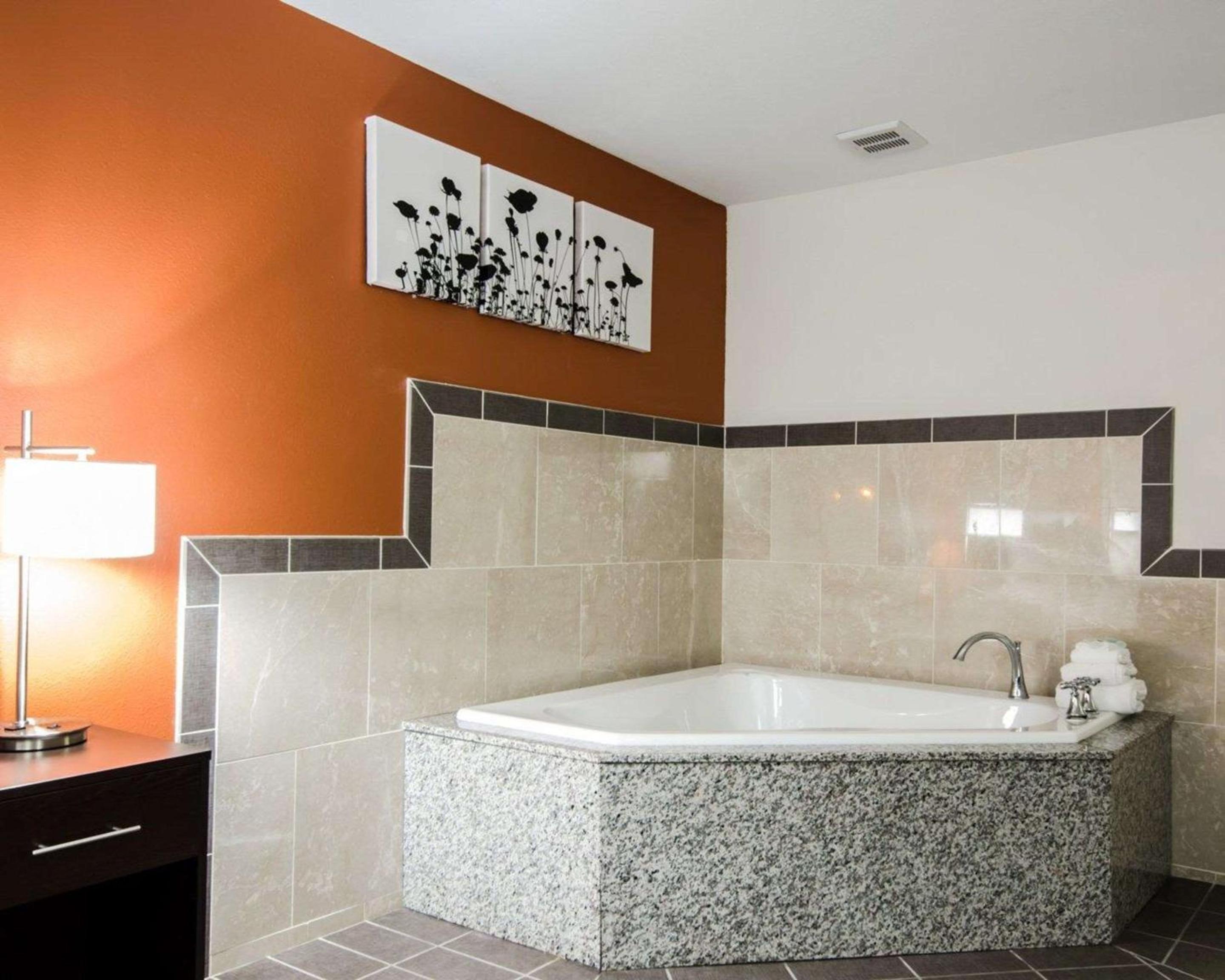 Whirlpool Suite photo 2