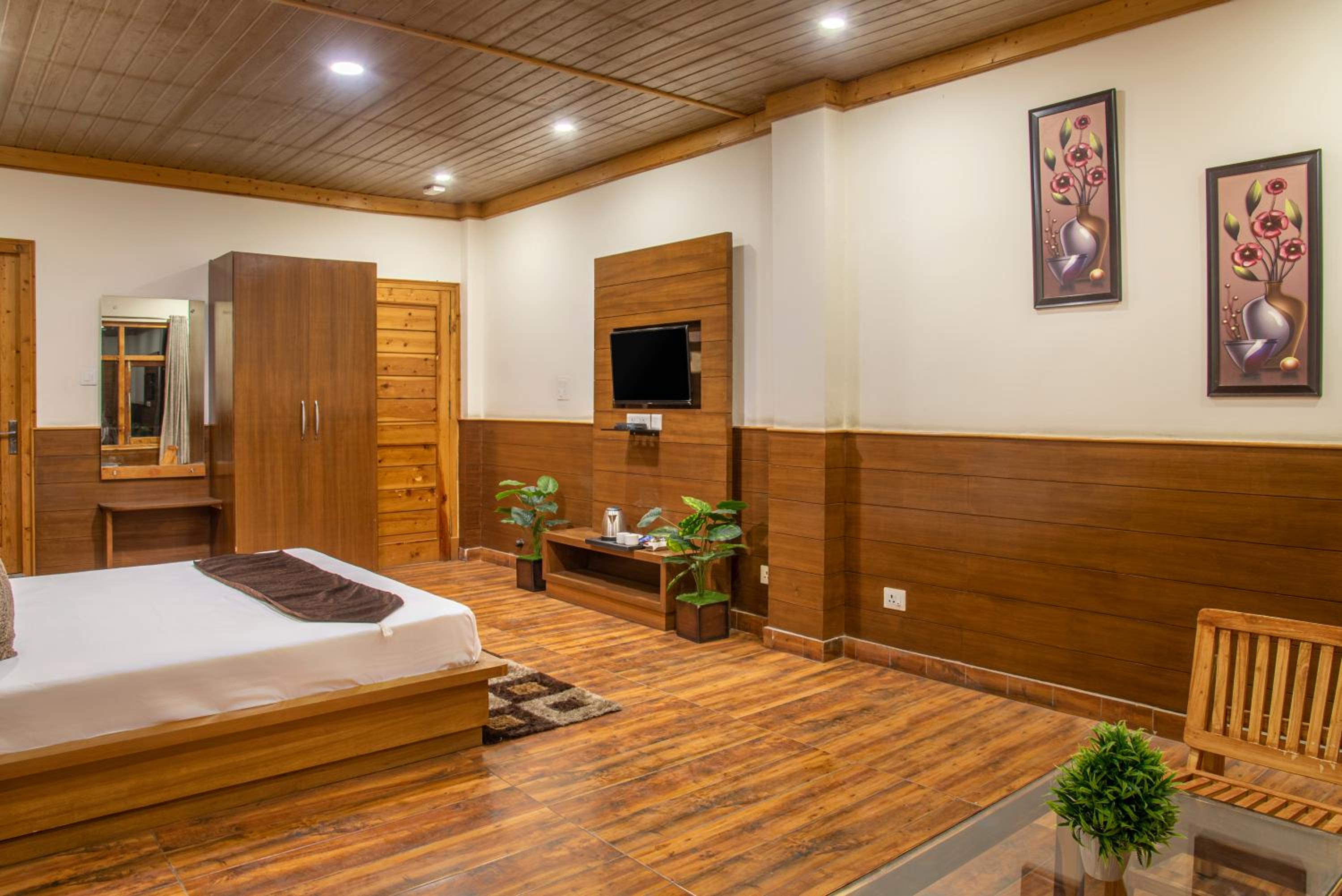 Three-Bedroom Apartment with Balcony photo 1