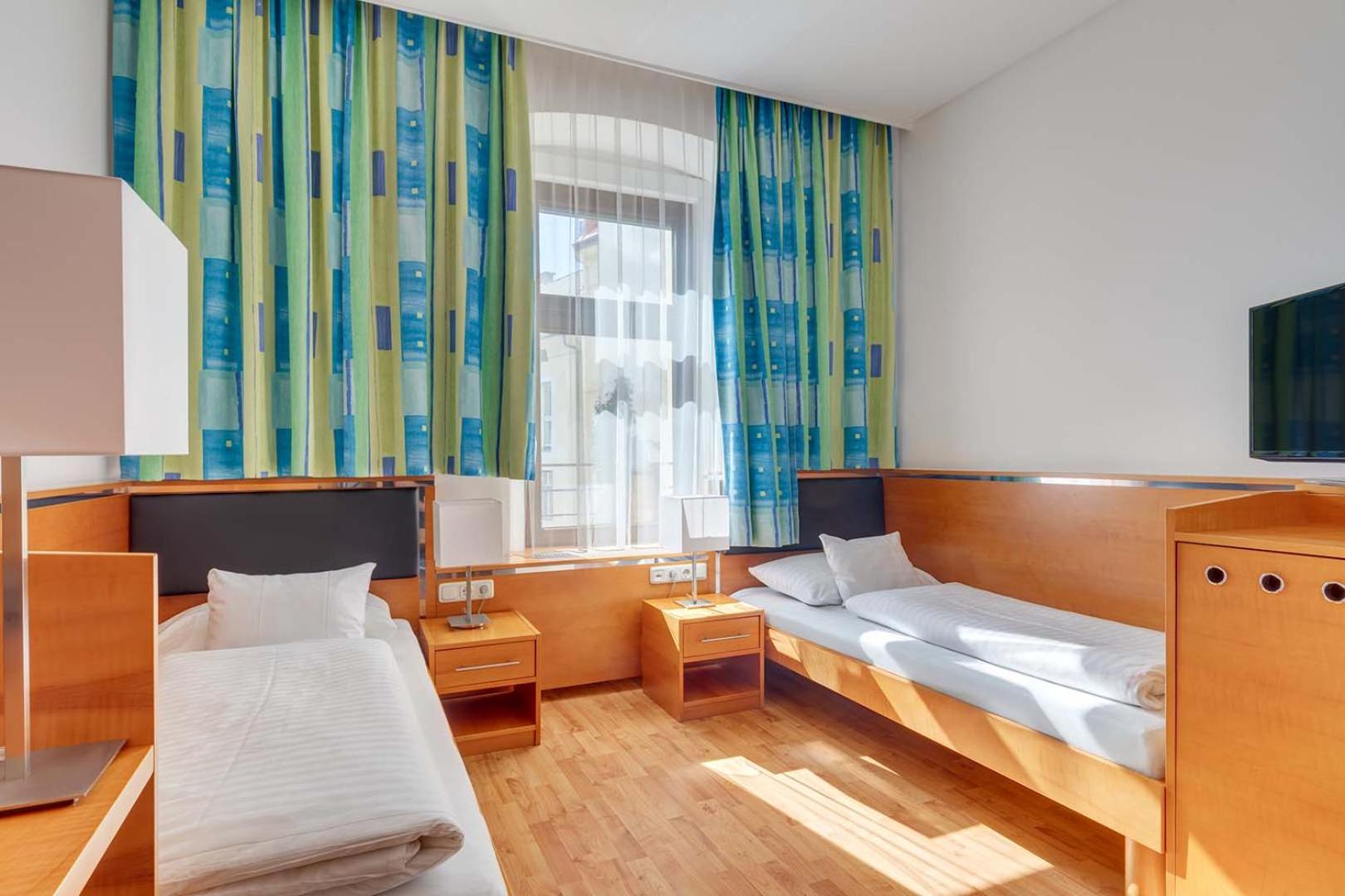 Standard Twin Room - Photo 4