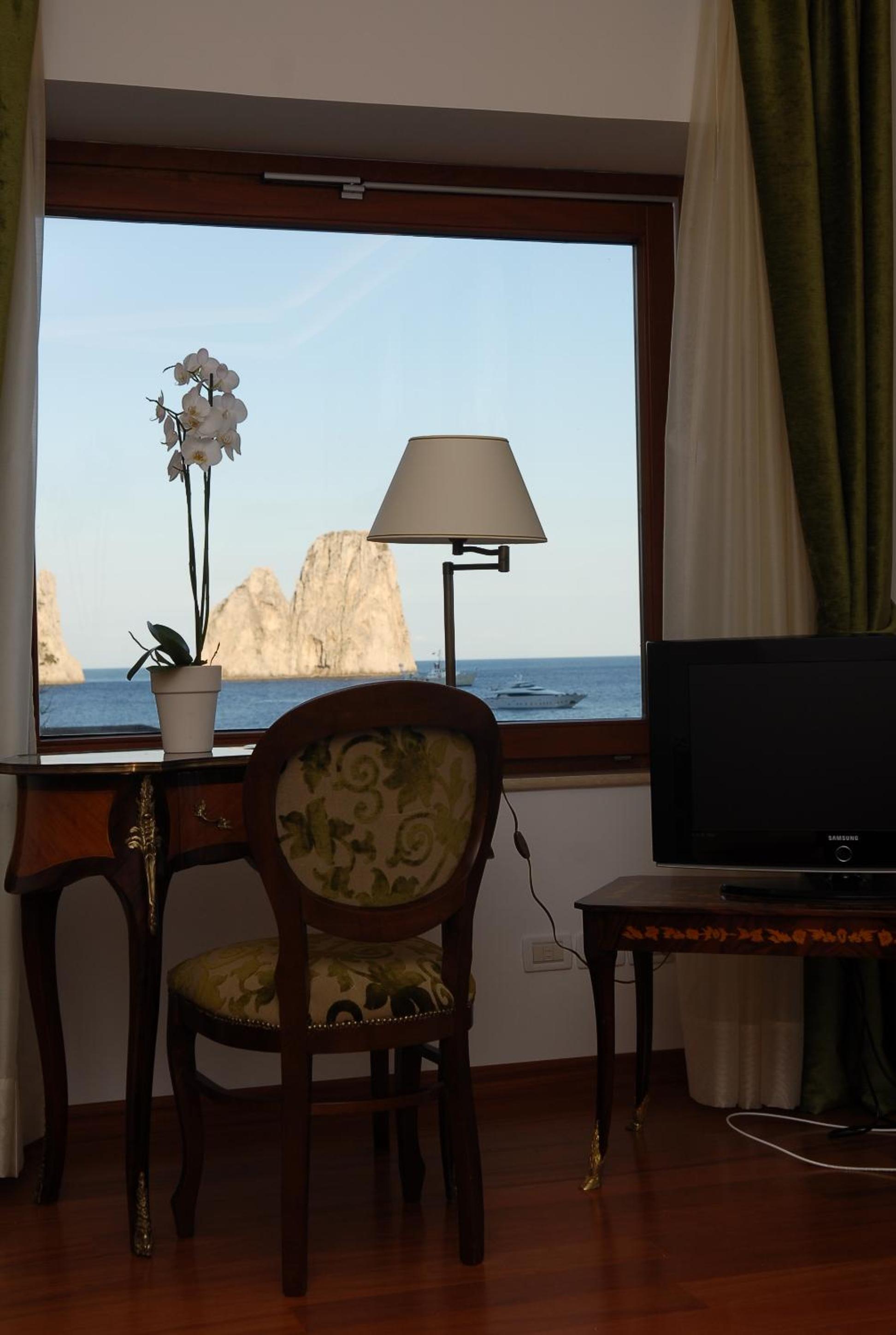 Superior Double Room with Sea View - Photo 9