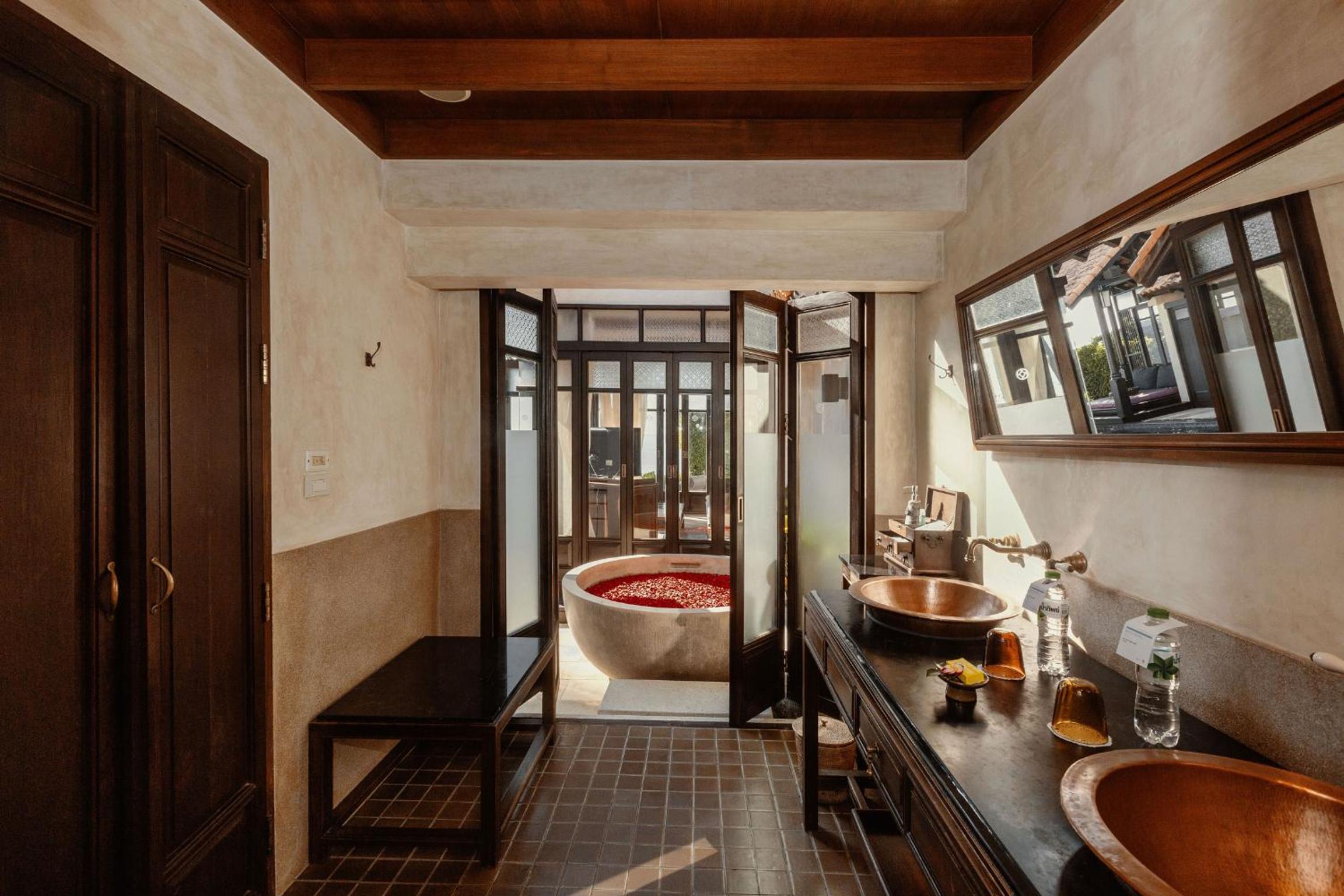  Oceanfront Pool Villa King photo 3