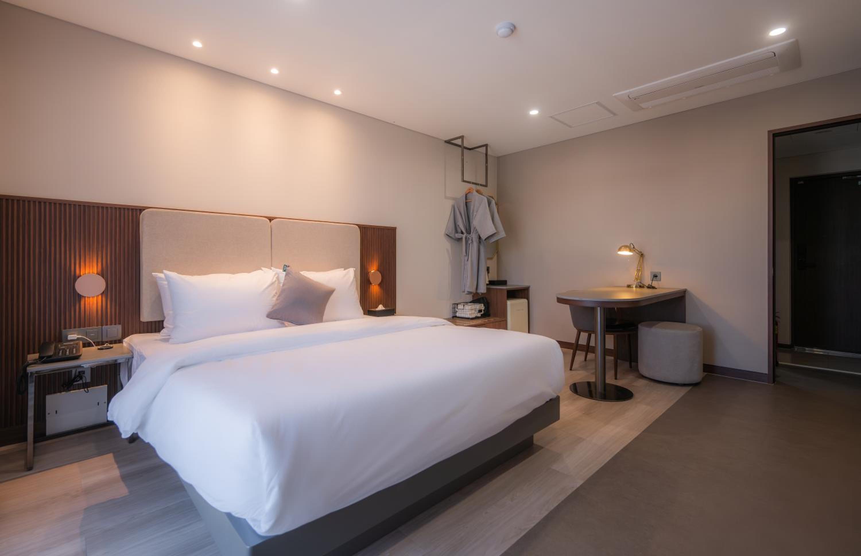 Deluxe Double Room - Photo 14