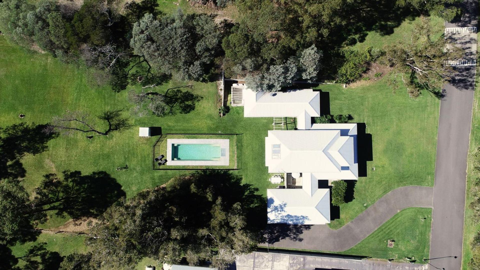 Six-Bedroom House photo 3