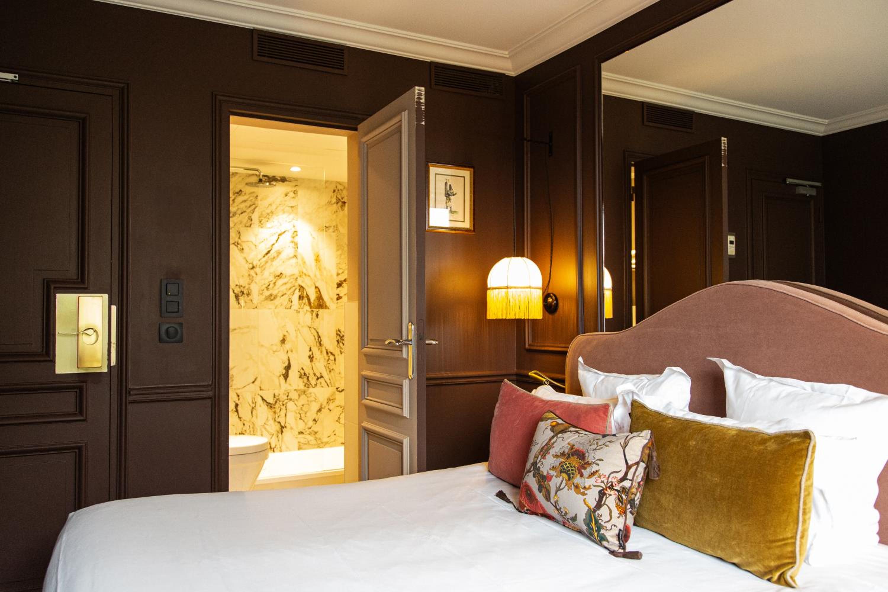Renovated - Cocoon Room with Courtyard View - Photo 5