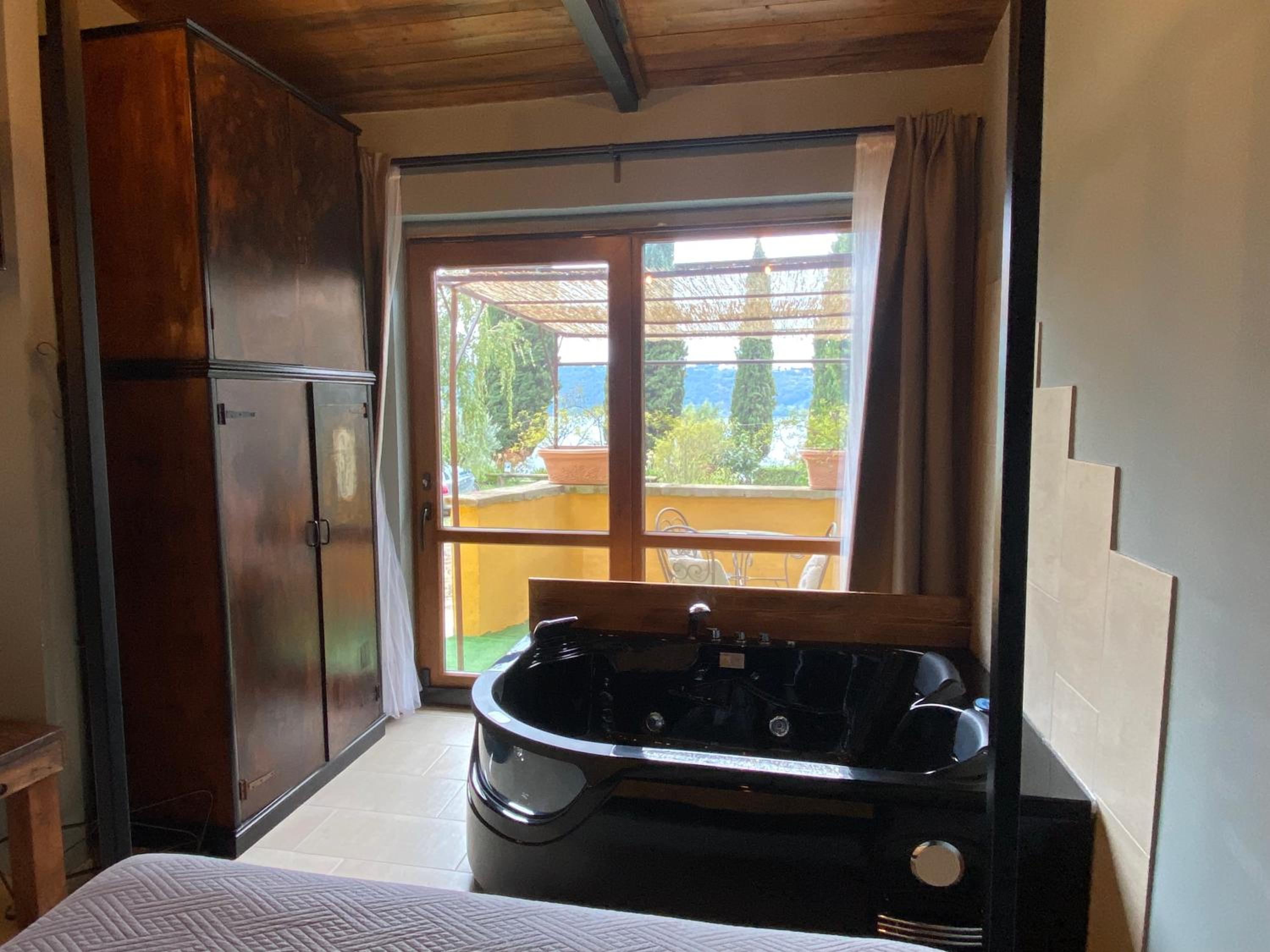 Suite with Lake View - Photo 6