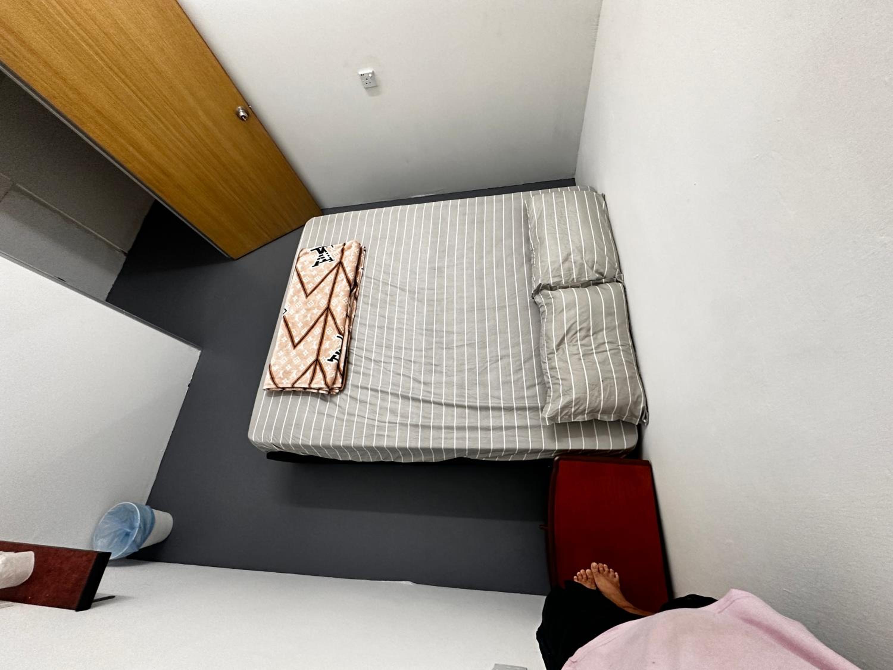 Queen Room with Shared Bathroom photo 3