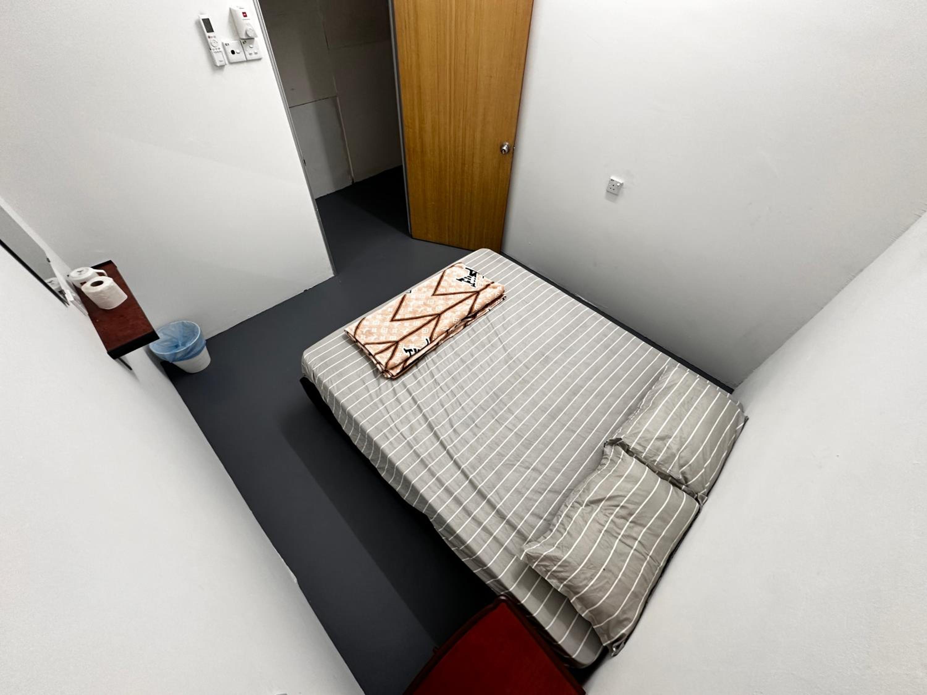 Queen Room with Shared Bathroom photo 2