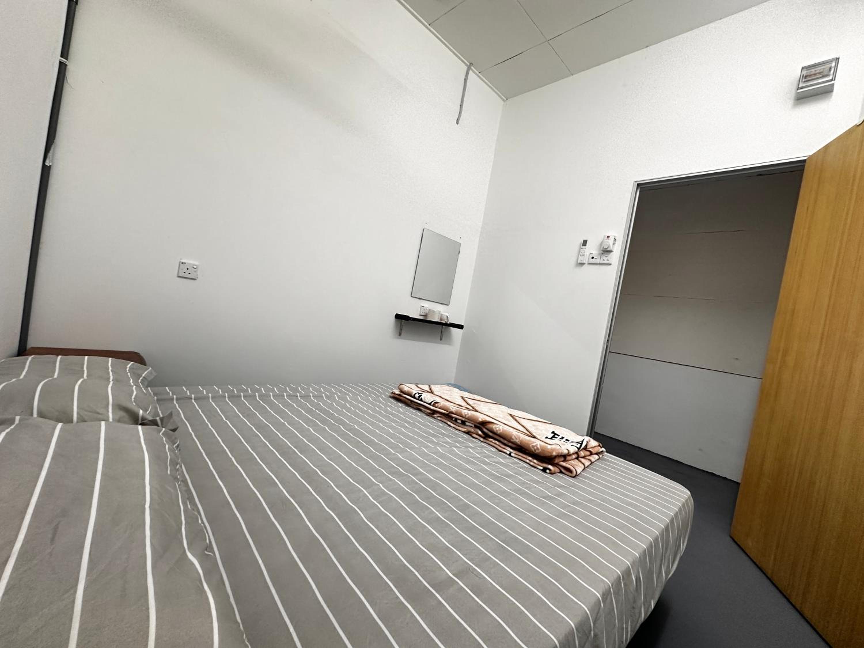 Queen Room with Shared Bathroom photo 1