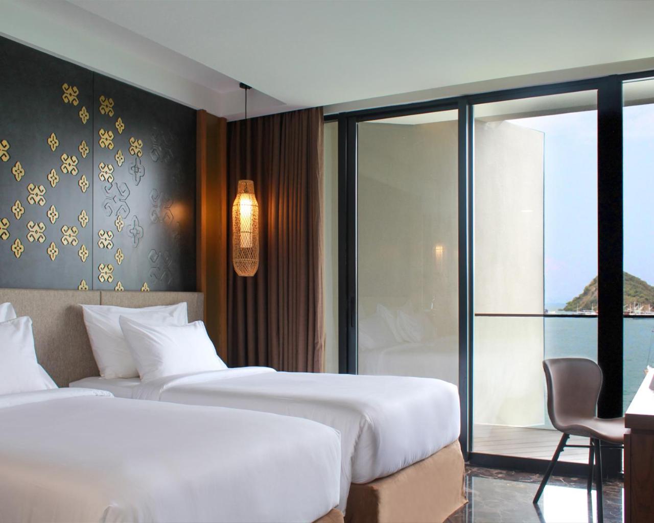 Signature Sea View Twin Bed