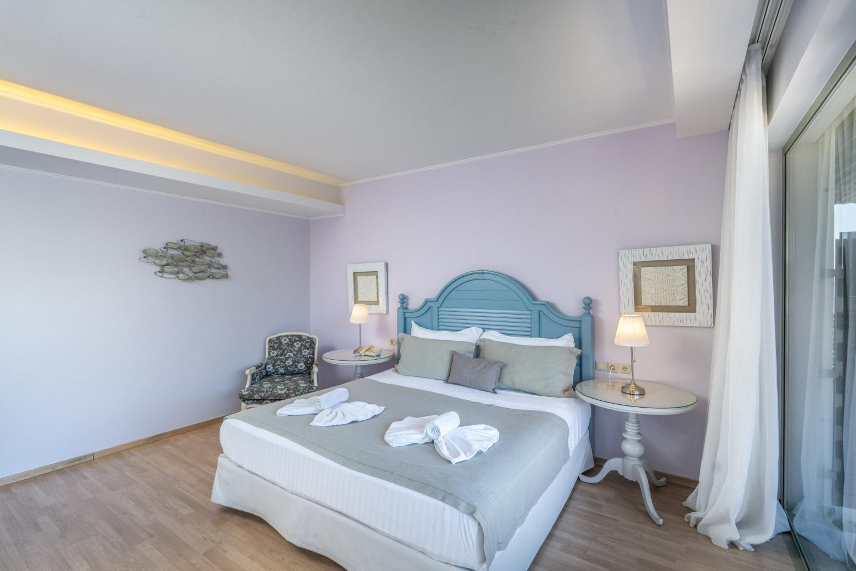 Deluxe Double Room with Sea View - Photo 17