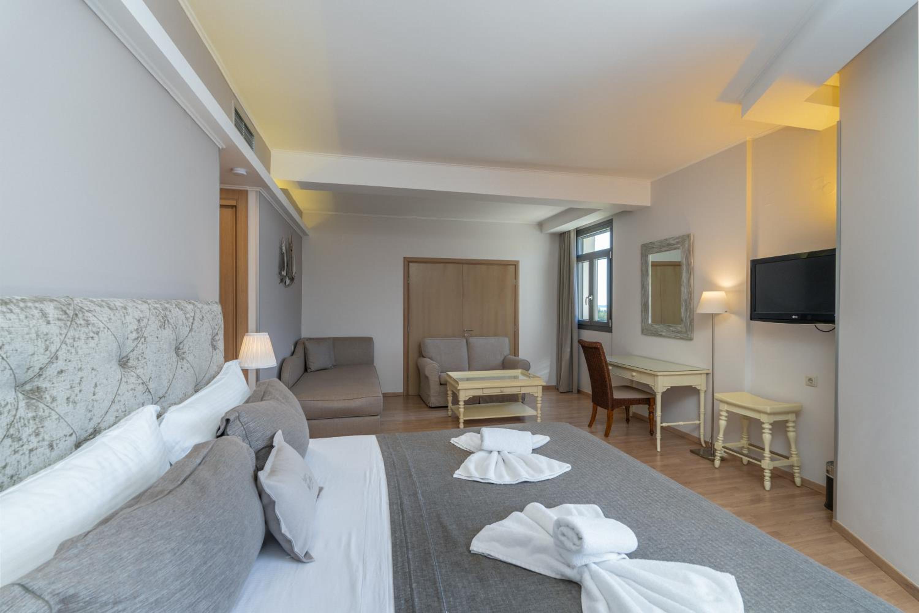 Deluxe Double Room with Sea View - Photo 19
