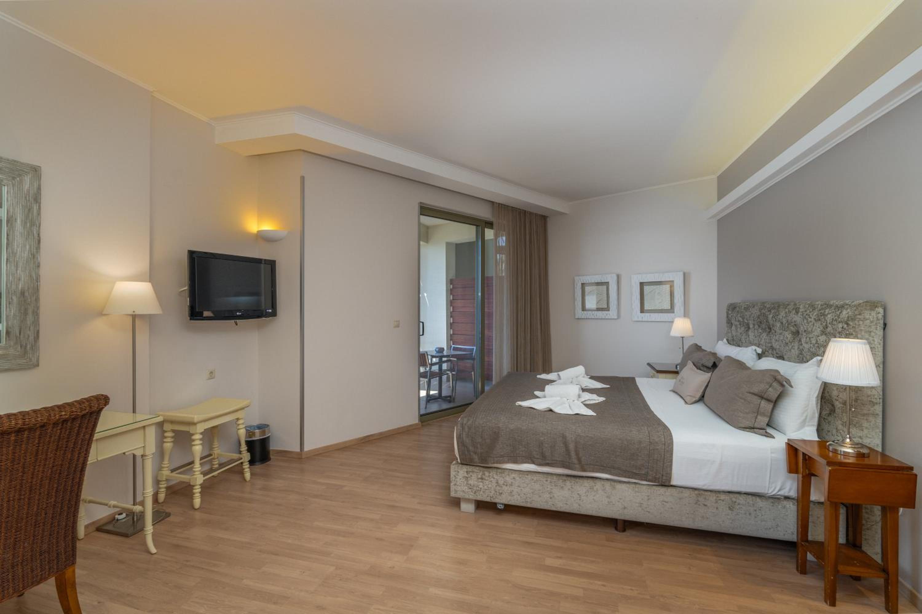 Deluxe Double Room with Sea View - Photo 10