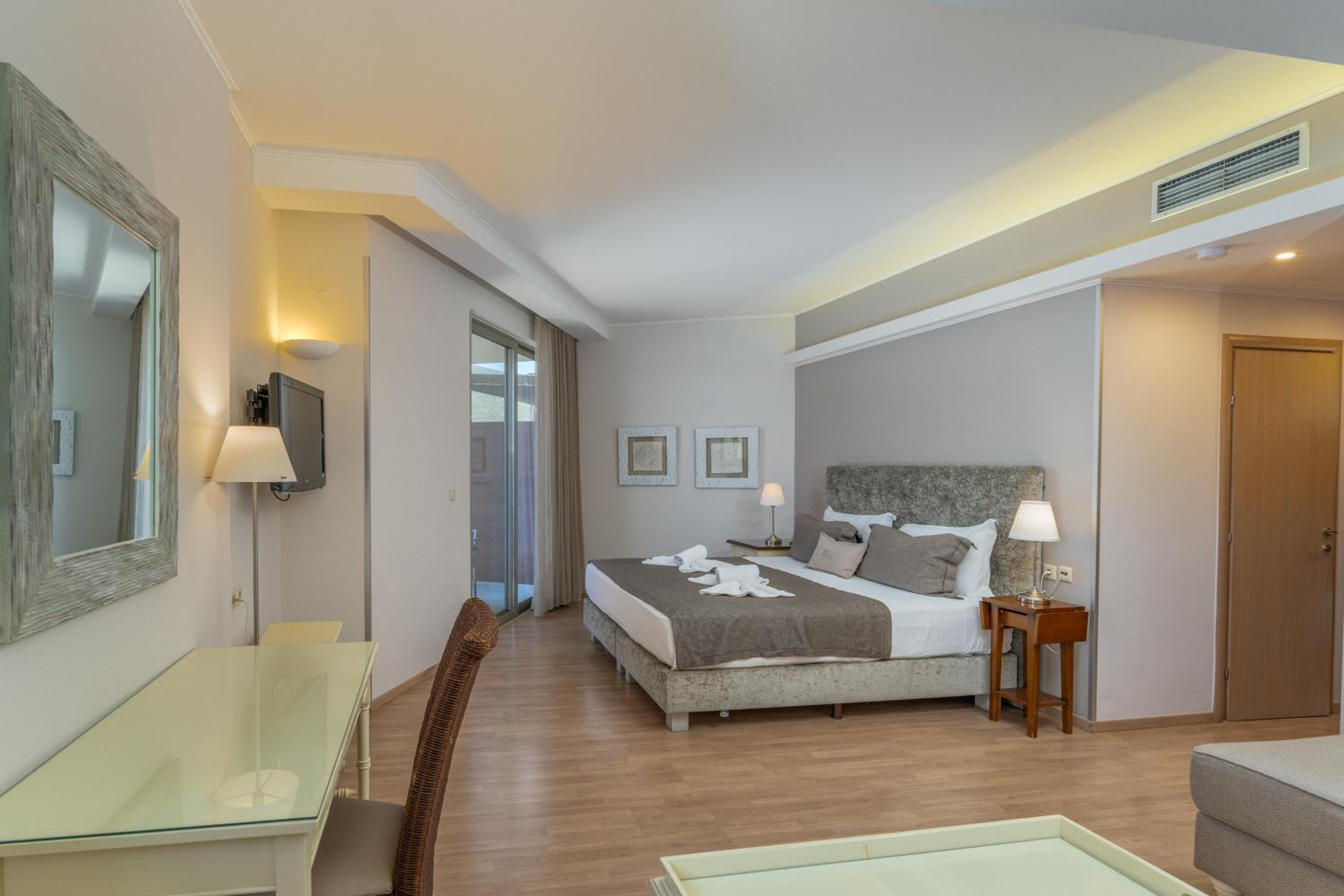 Deluxe Double Room with Sea View - Photo 11