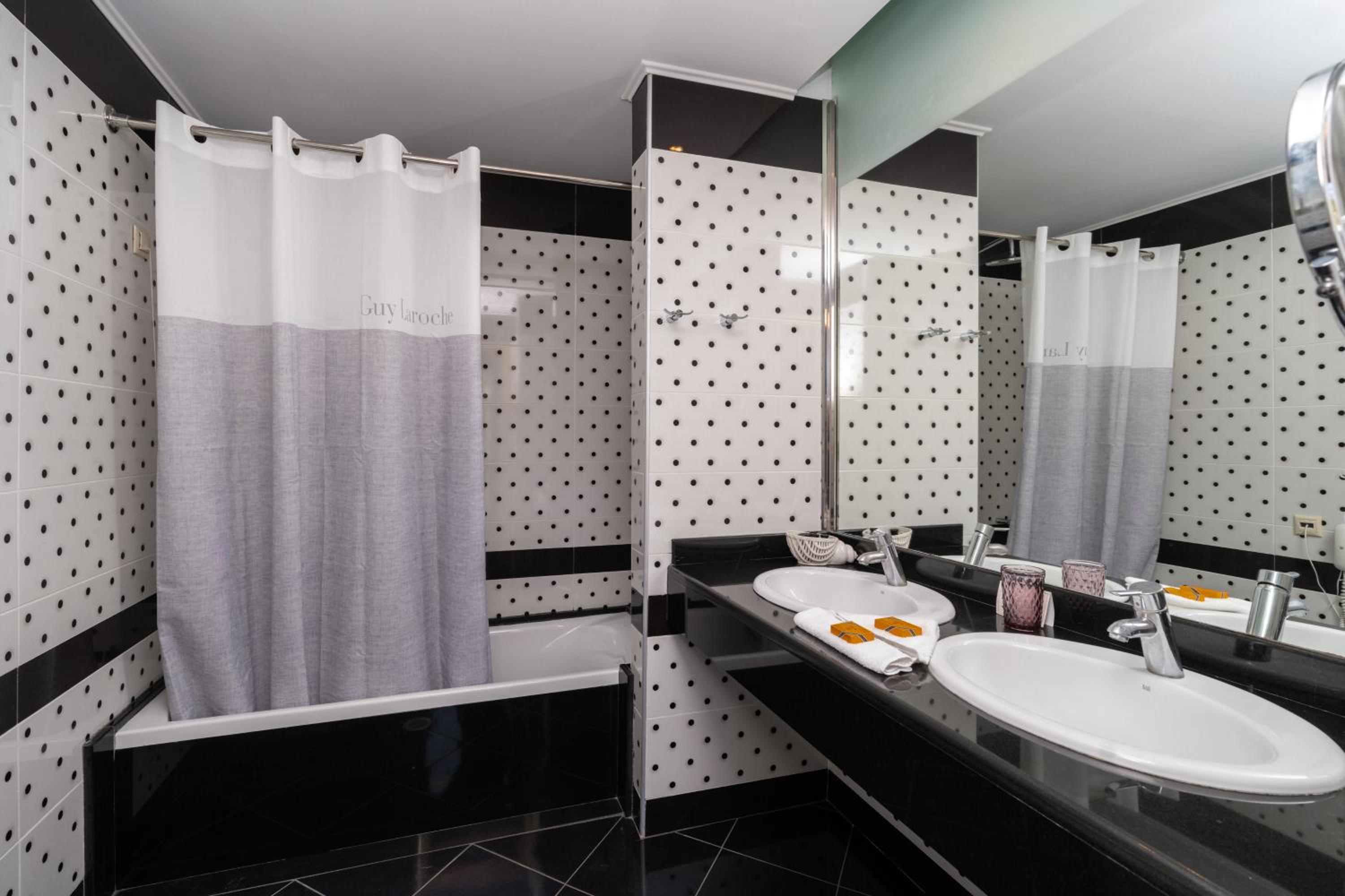 Deluxe Double Room with Sea View - Photo 2