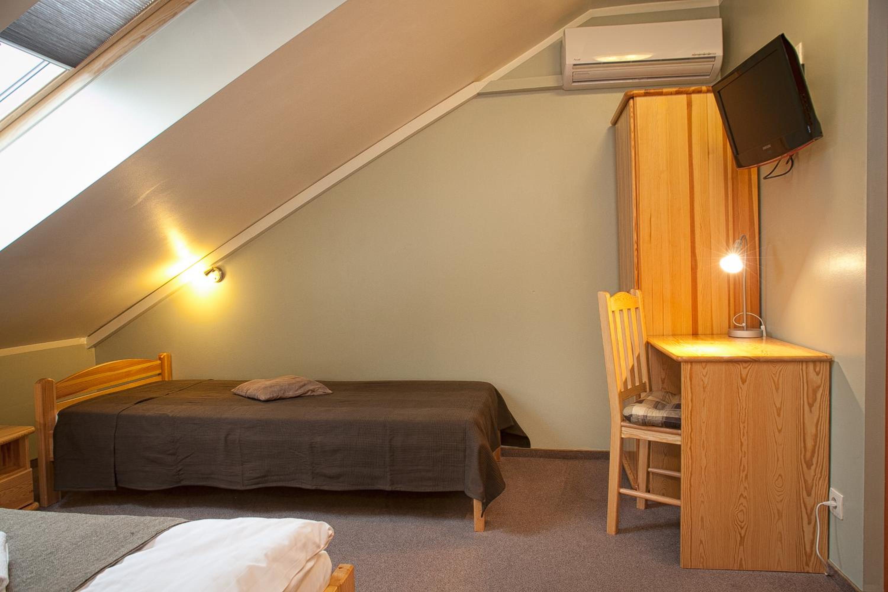 Standard Twin Room - Photo 4