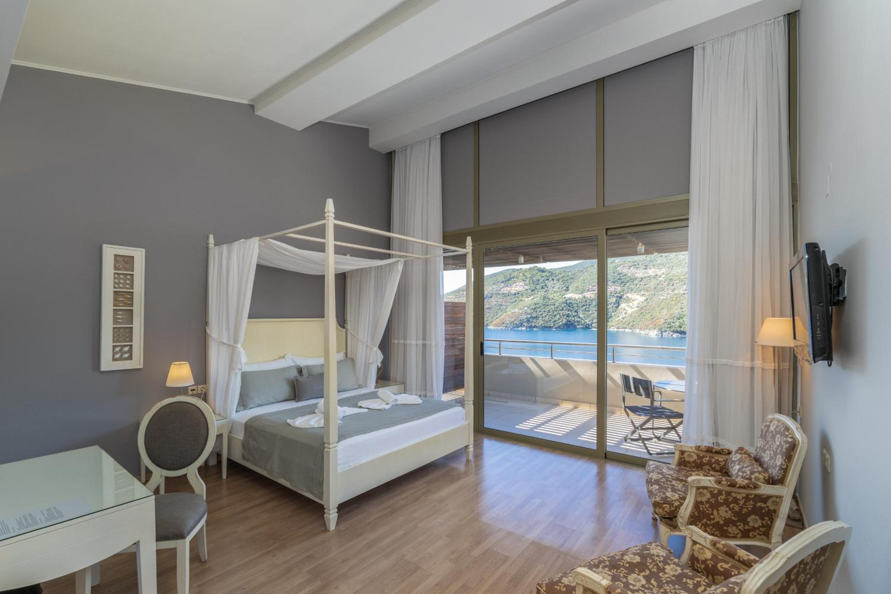 Junior Suite with Sea View - Photo 1