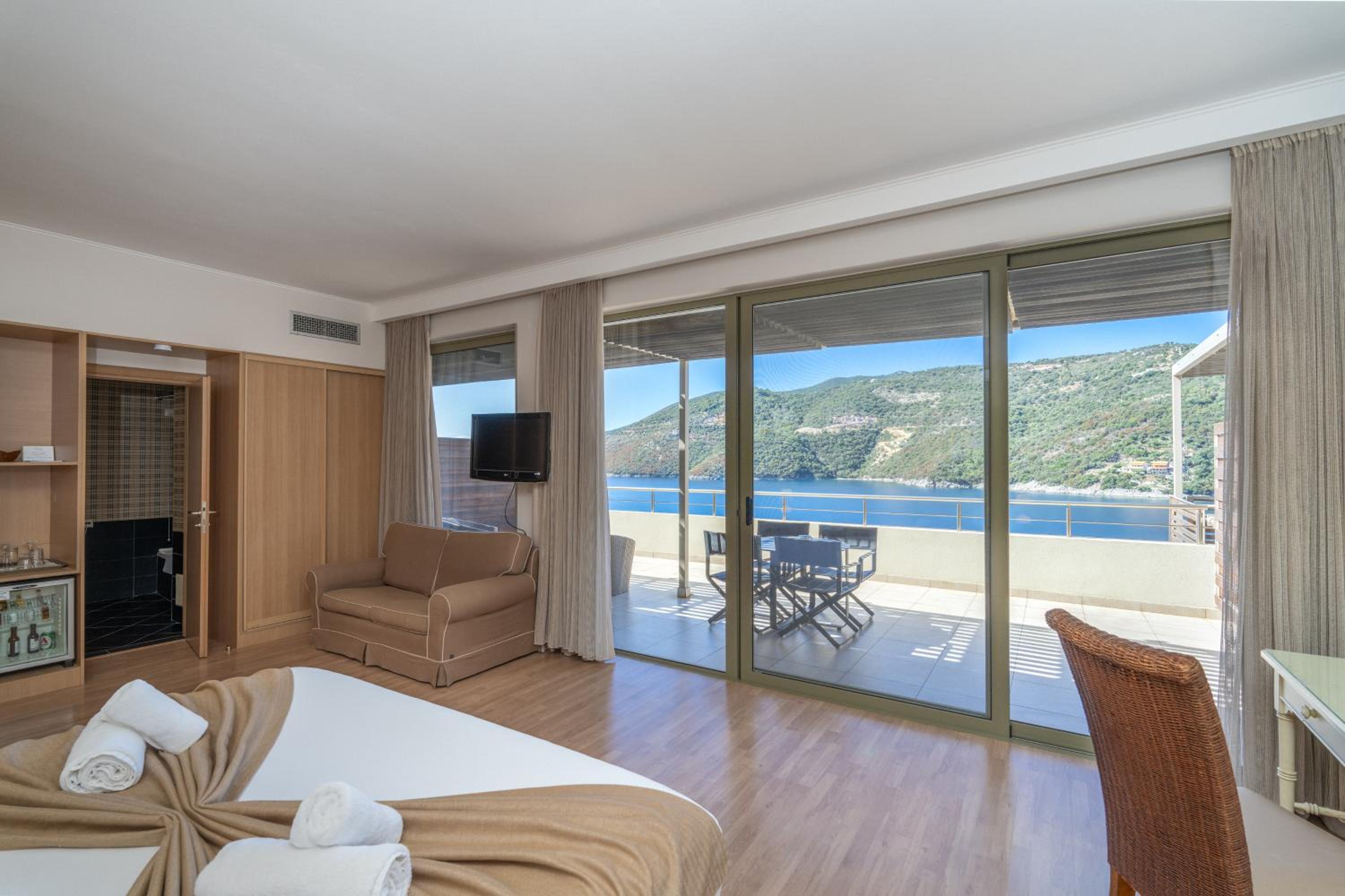 Junior Suite with Sea View - Photo 12