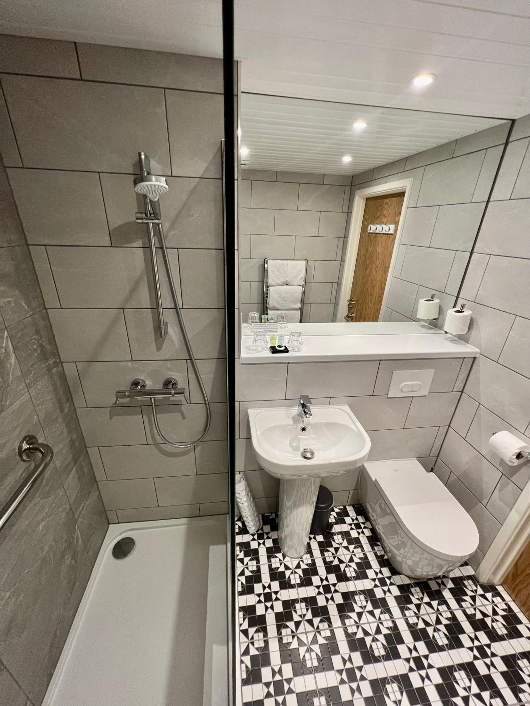 Ground Floor Twin Room - Photo 11