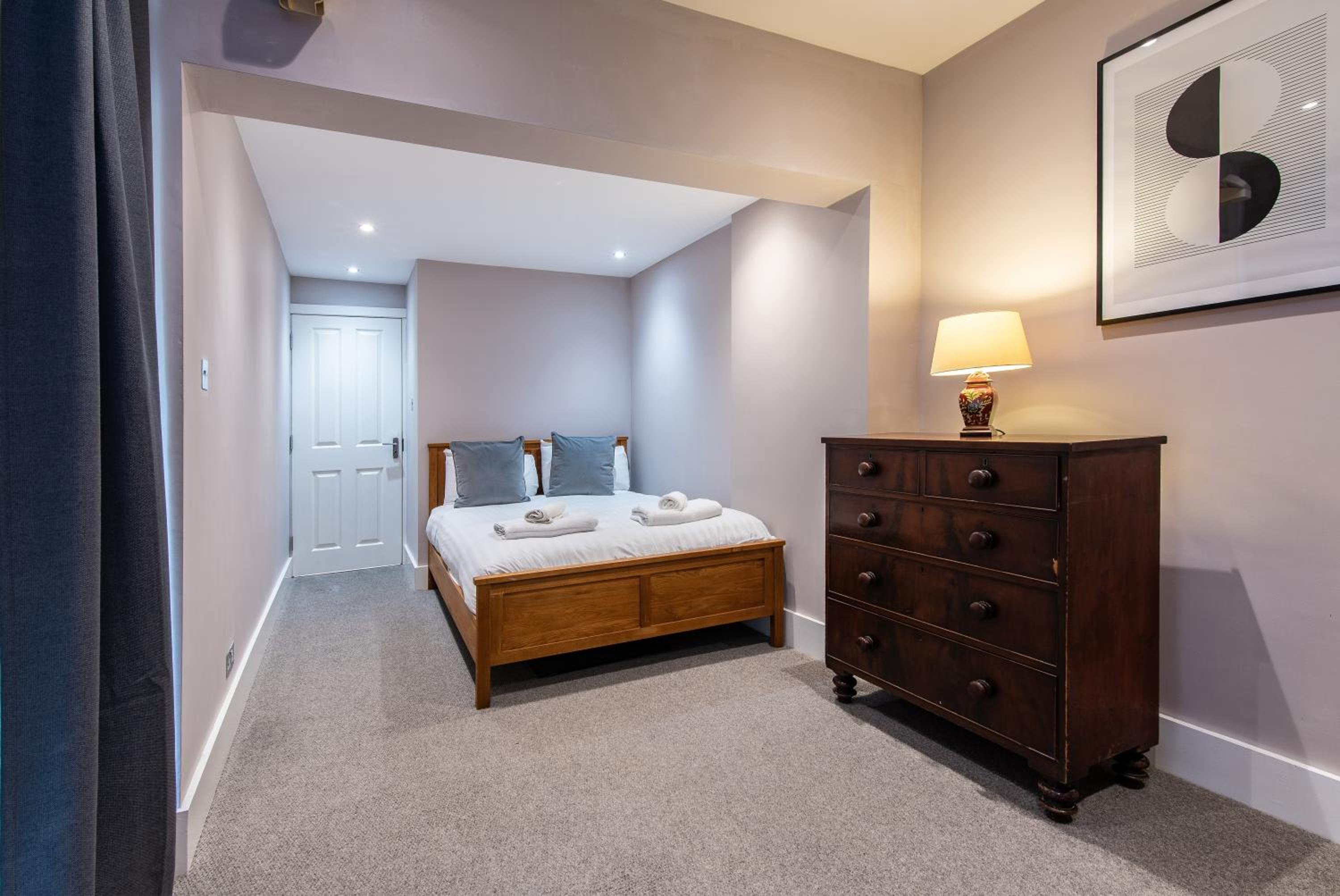 Seven-Bedroom House photo 3