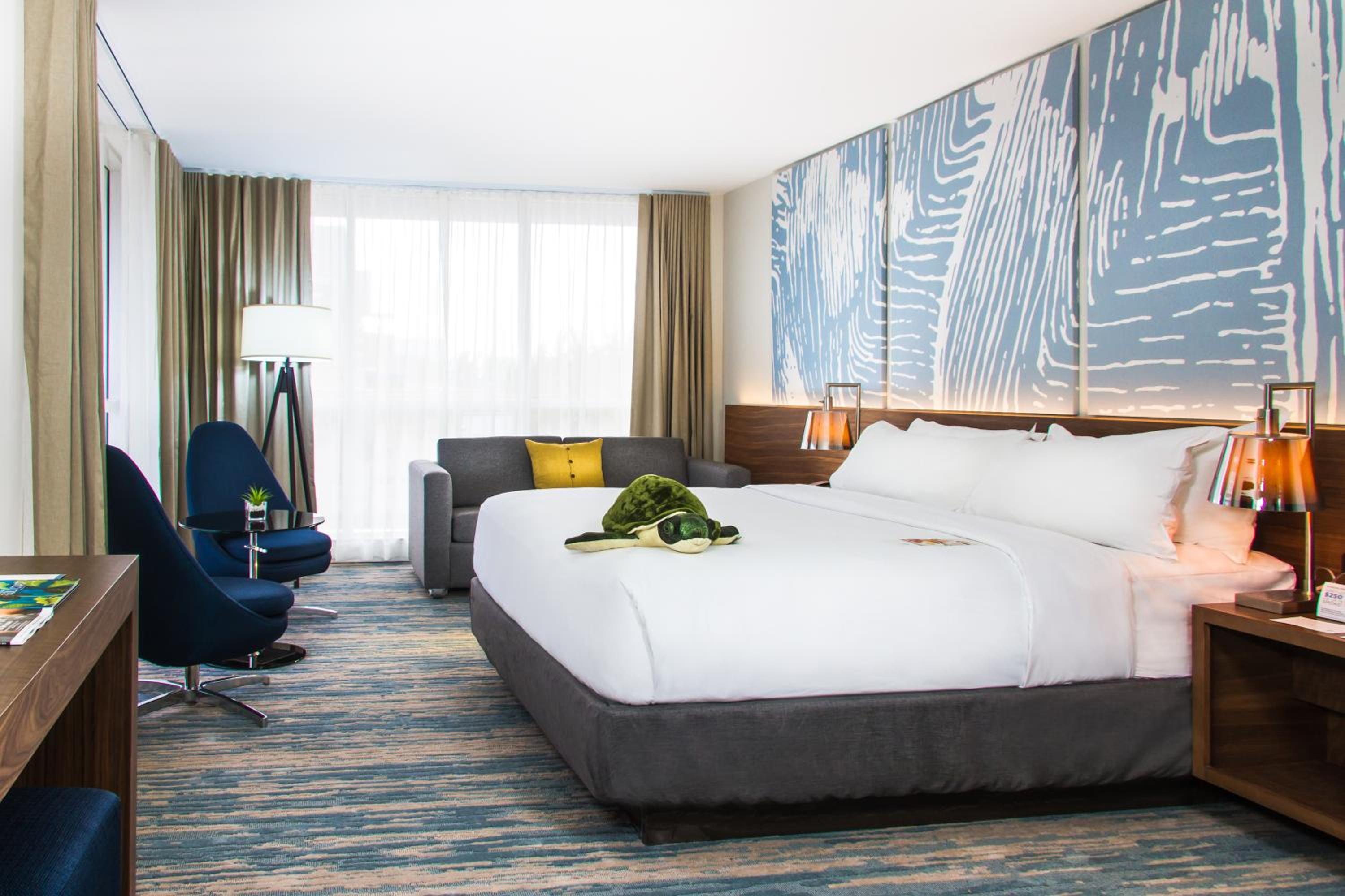 Junior Suite King Bed and Queen Bed with Sofa Bed - Photo 4