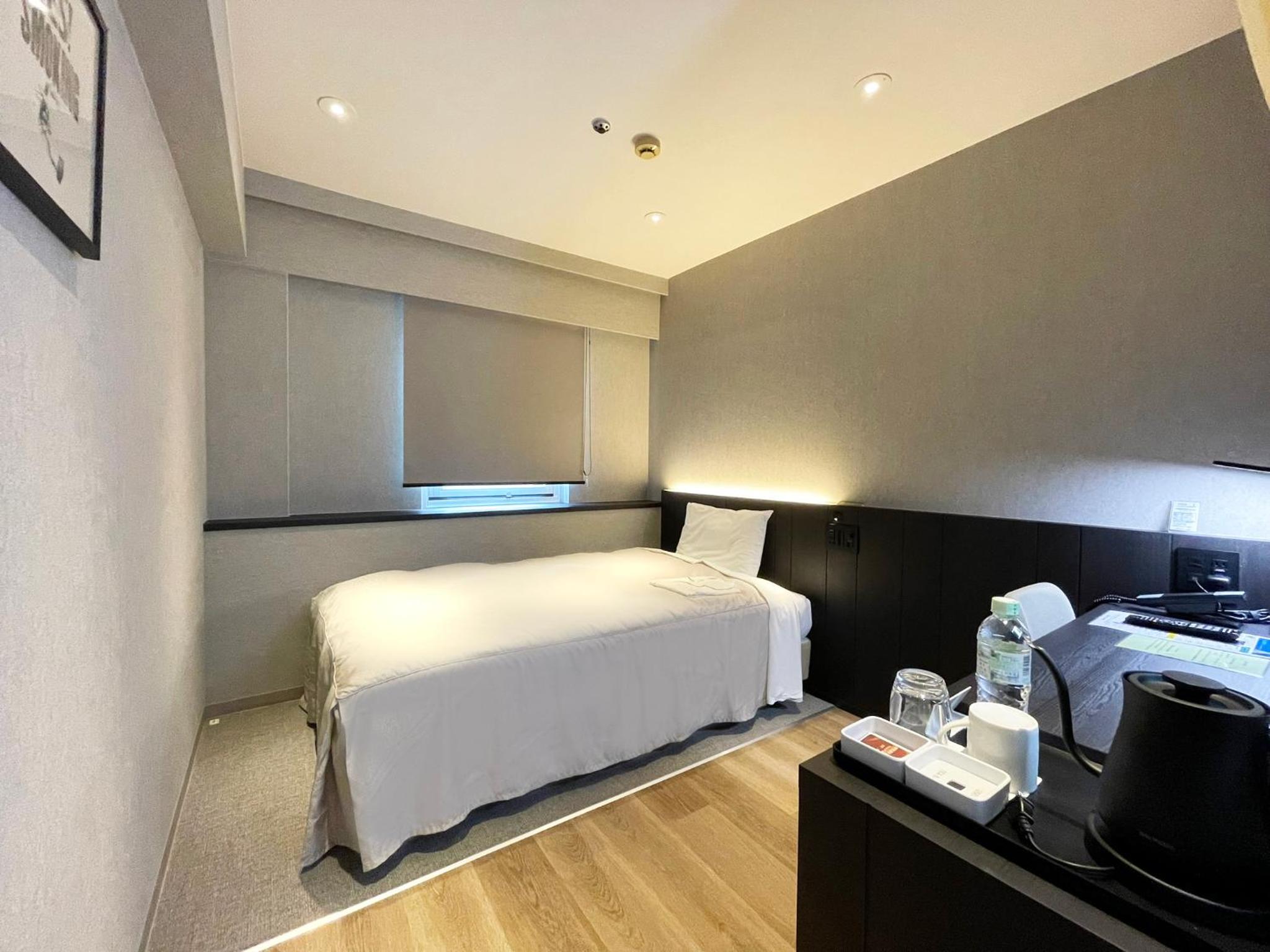 Double Room with Small Double Bed - Smoking photo 1