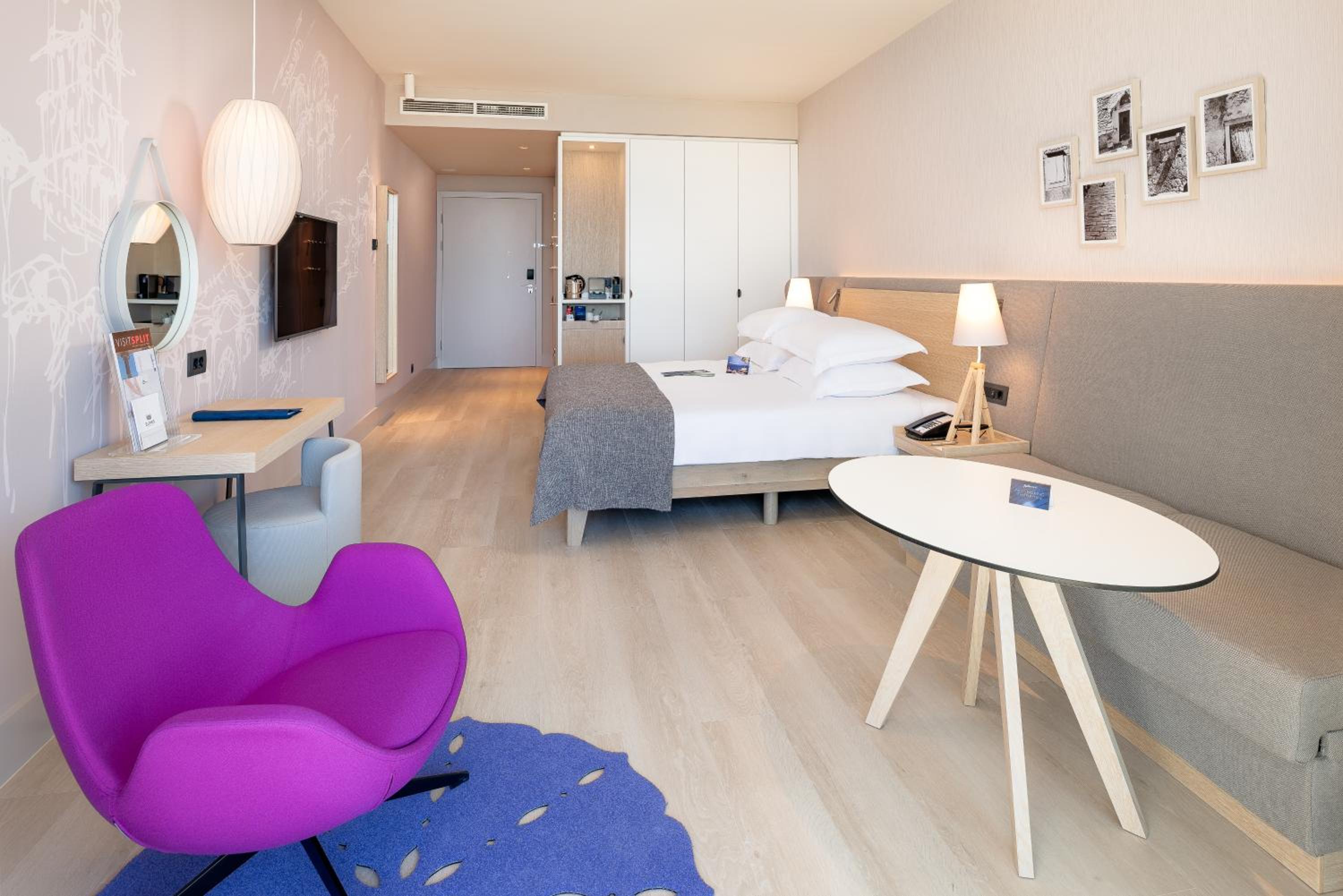 Premium Room with Balcony - Photo 3