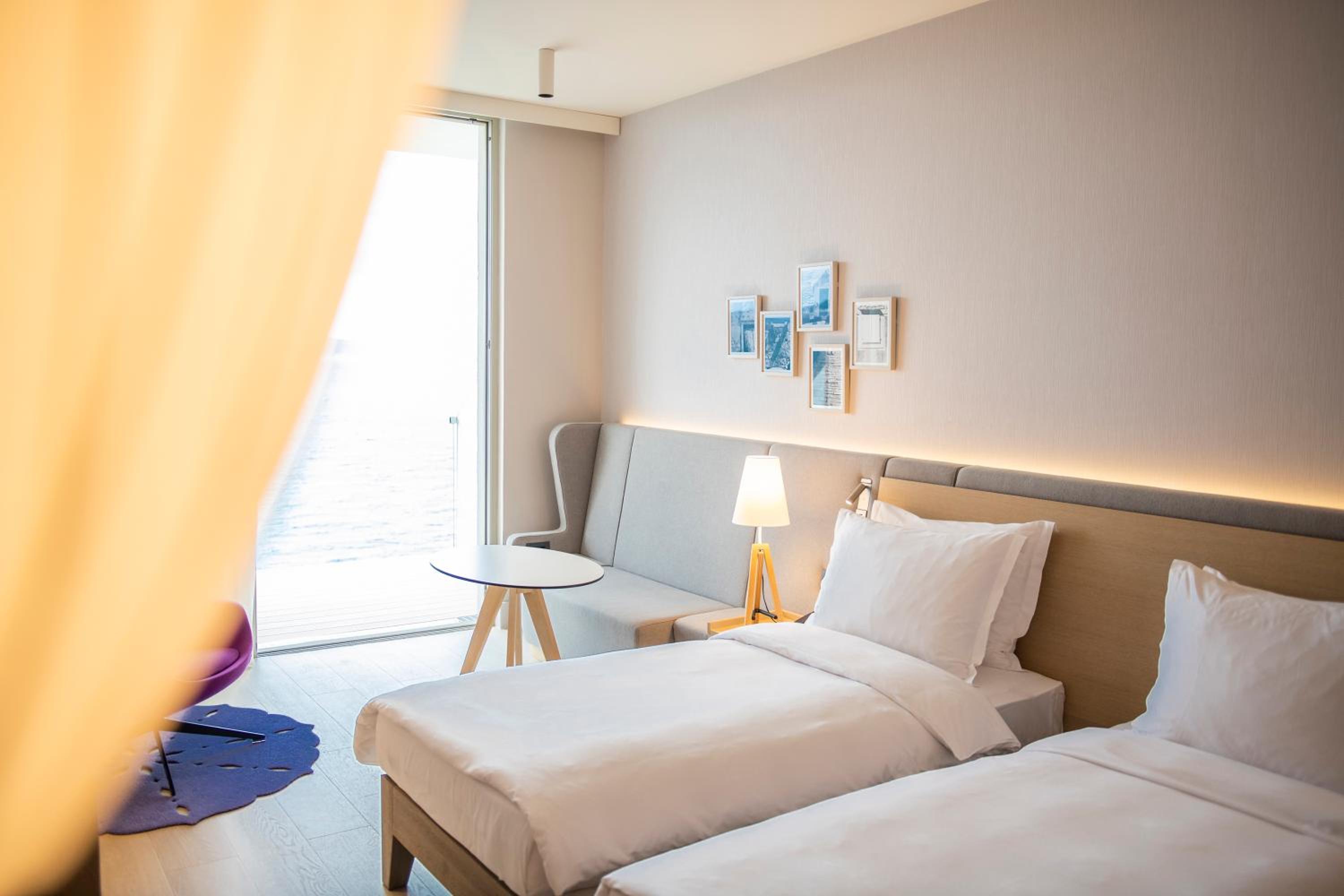 Premium Room with Balcony - Photo 4