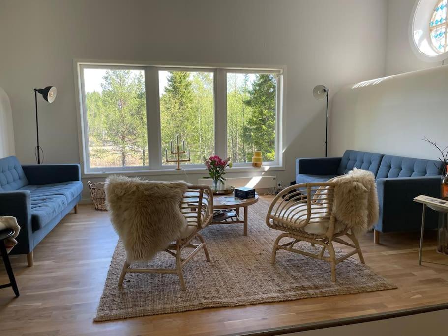 Eight-Bedroom House photo 2