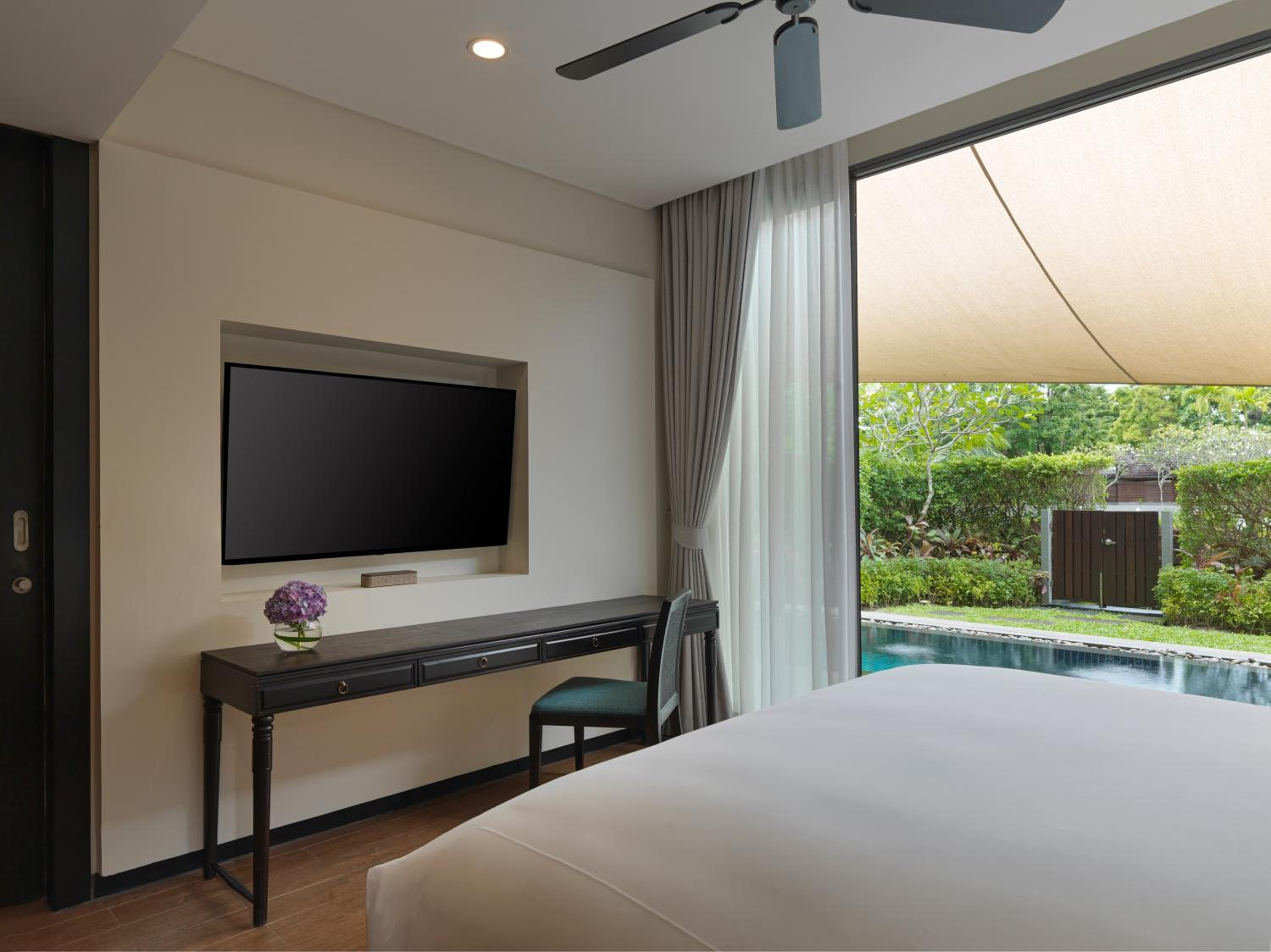 Two Bedroom Pool Suite - Photo 5