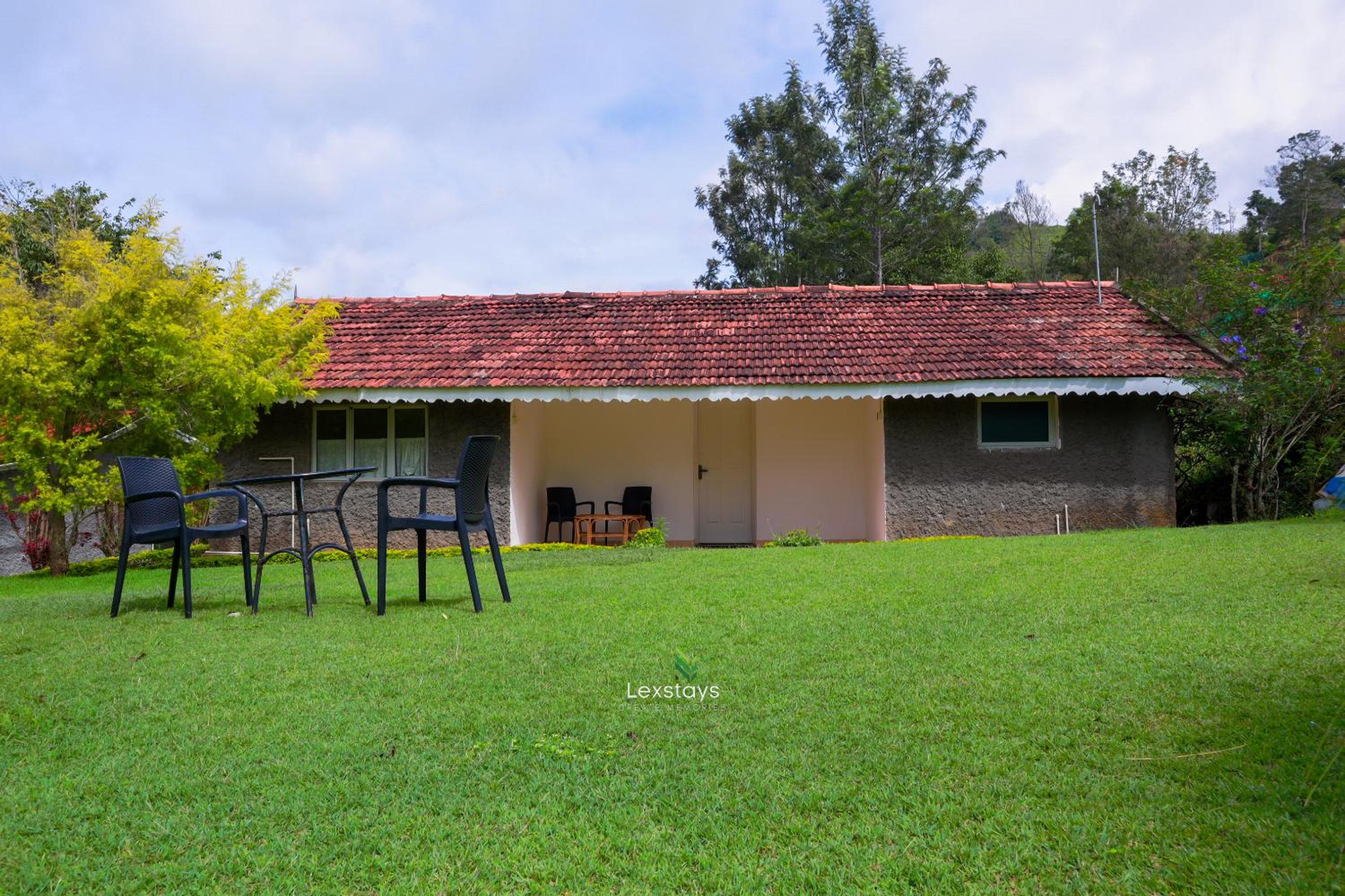  One Bedroom Chalet  with Lawn photo 3