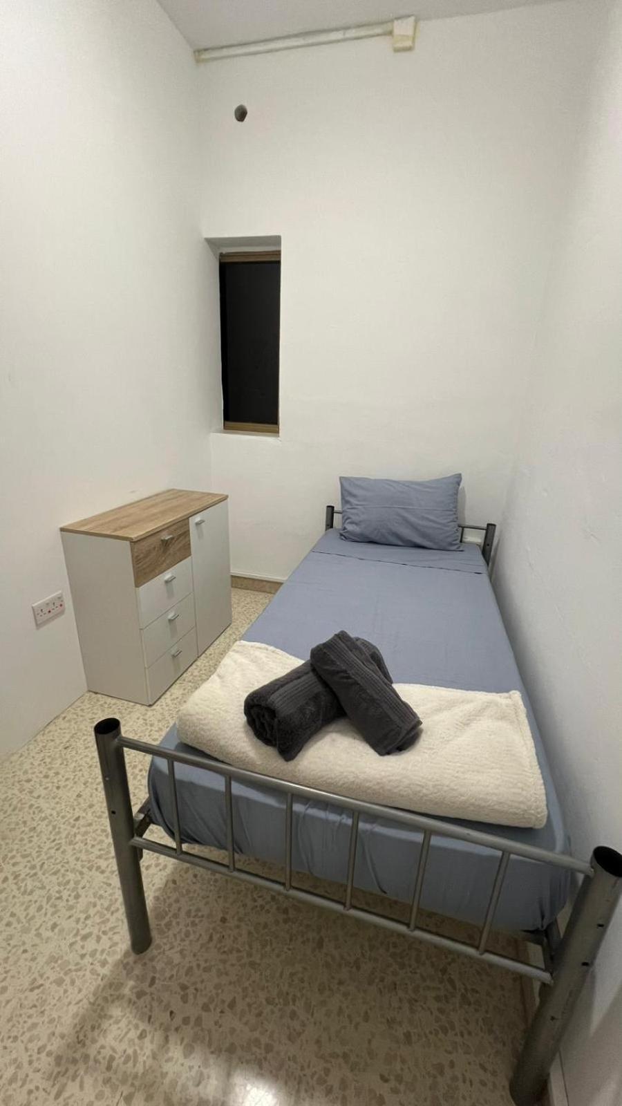 Single Room with Shared Bathroom photo 2