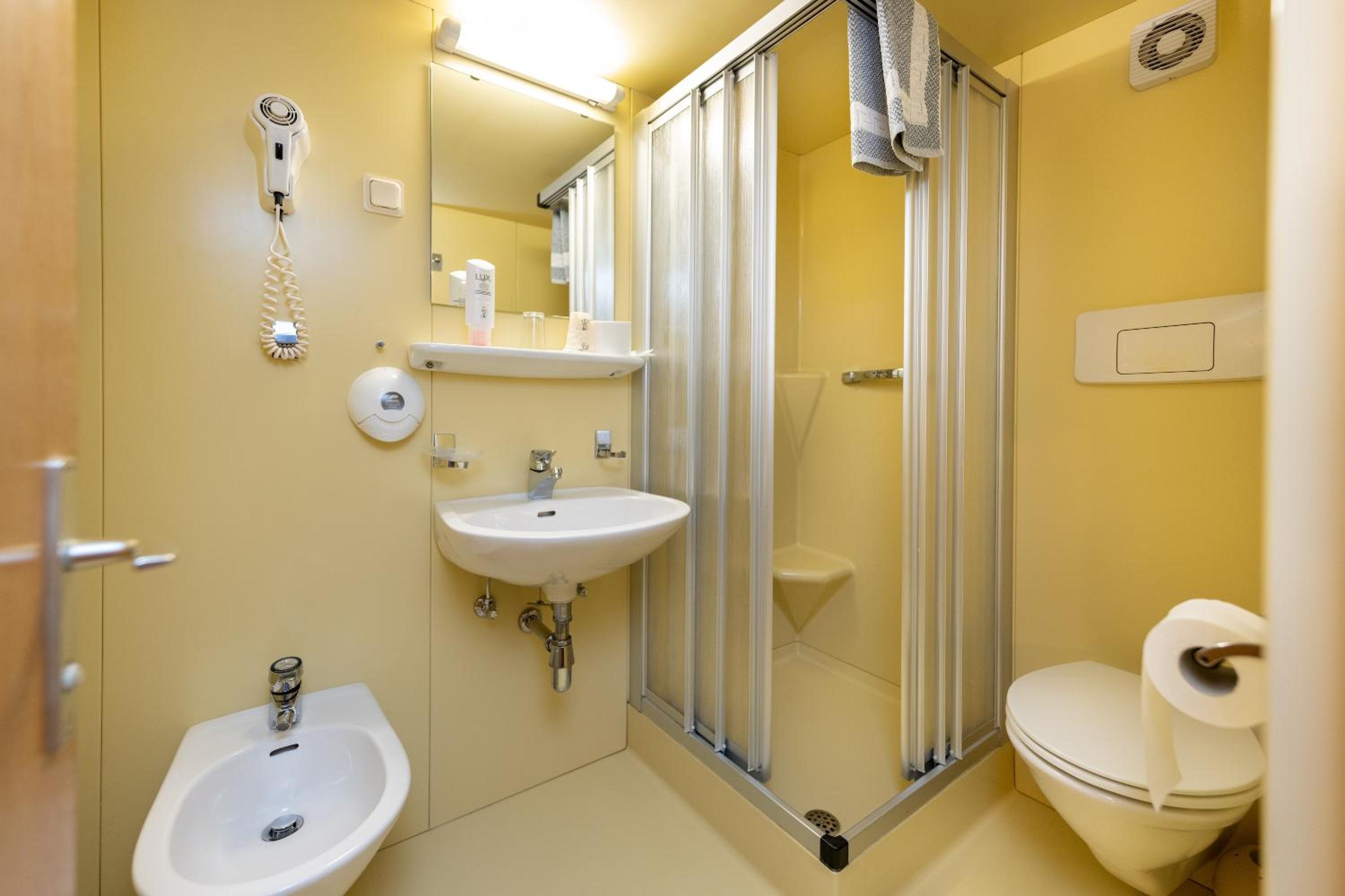Standard Twin Room photo 3