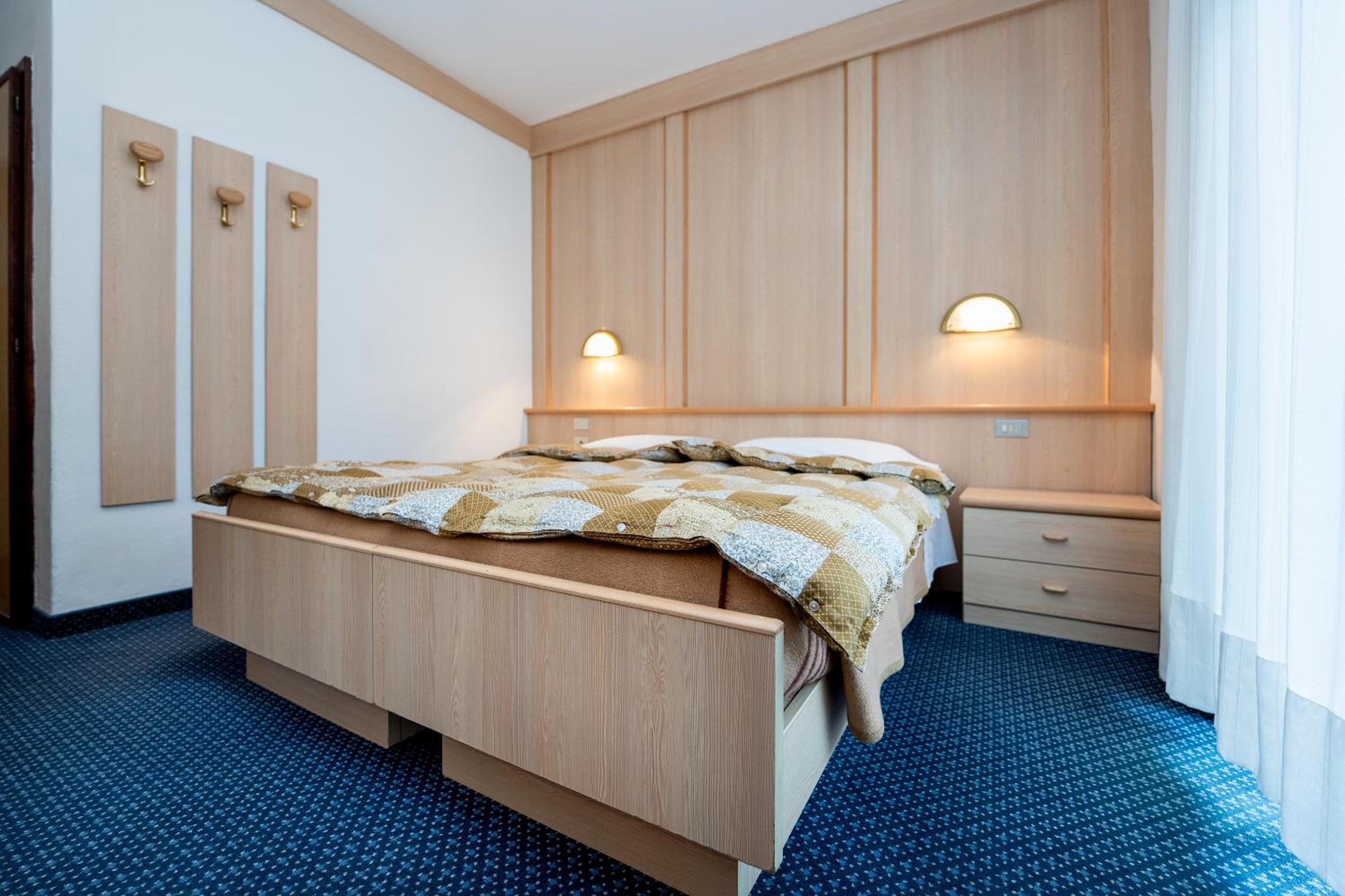 Economy Triple Room photo 3