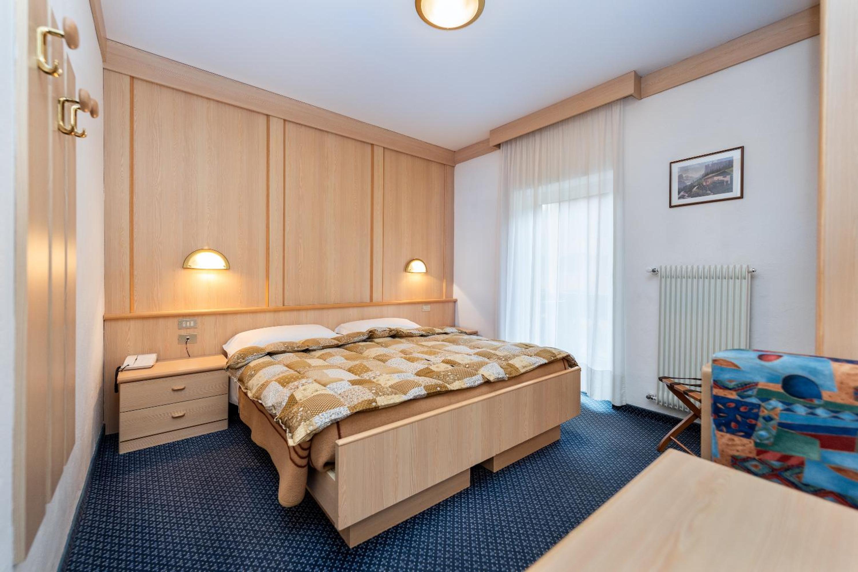 Economy Triple Room photo 2