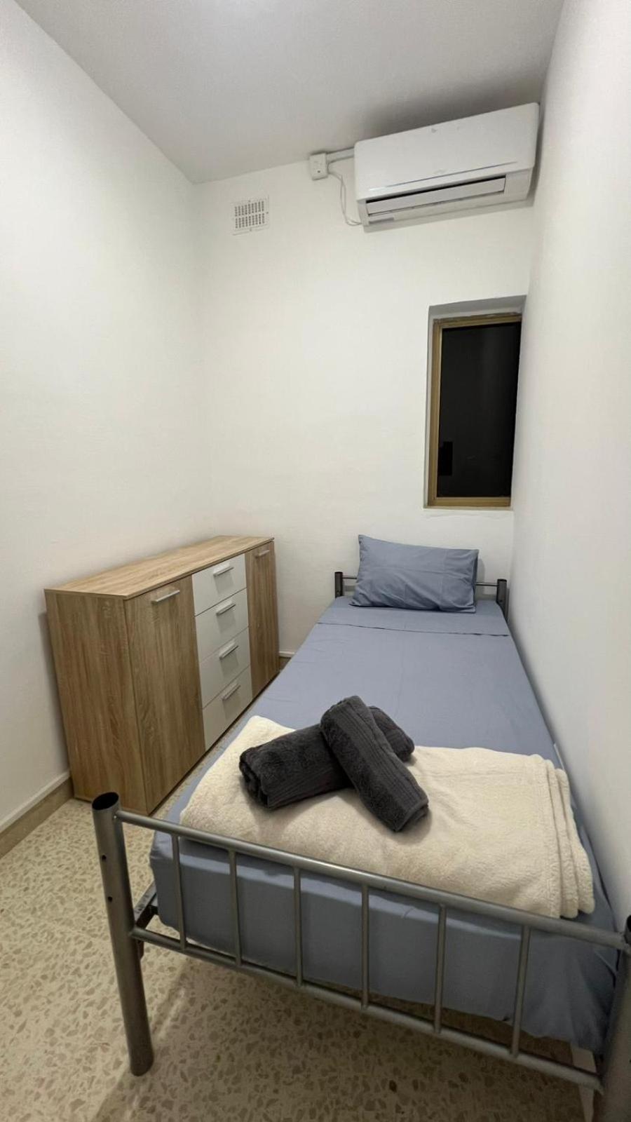Single Room with Shared Bathroom photo 3