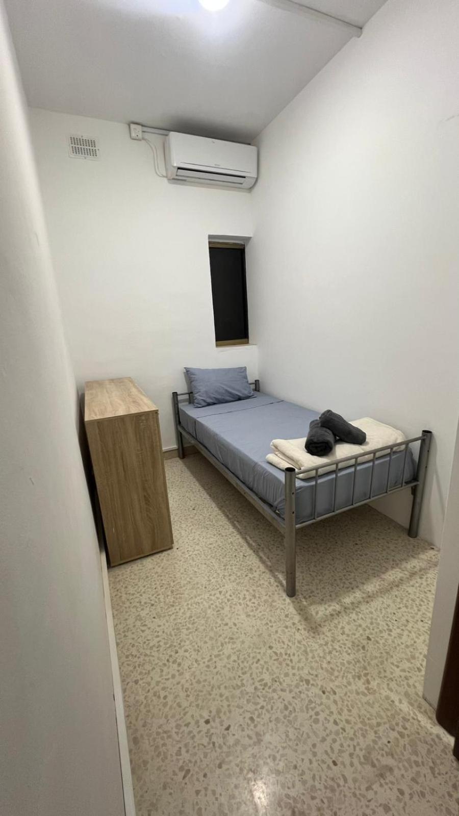Single Room with Shared Bathroom photo 2