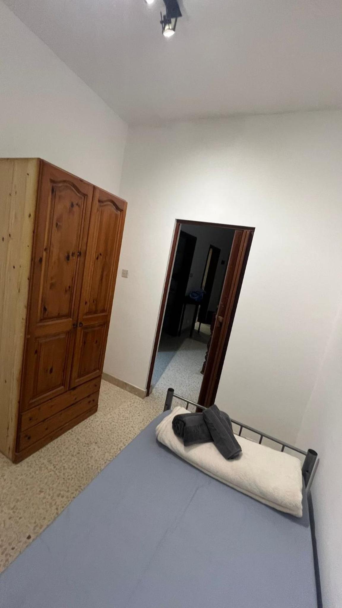 Single Room with Shared Bathroom photo 3