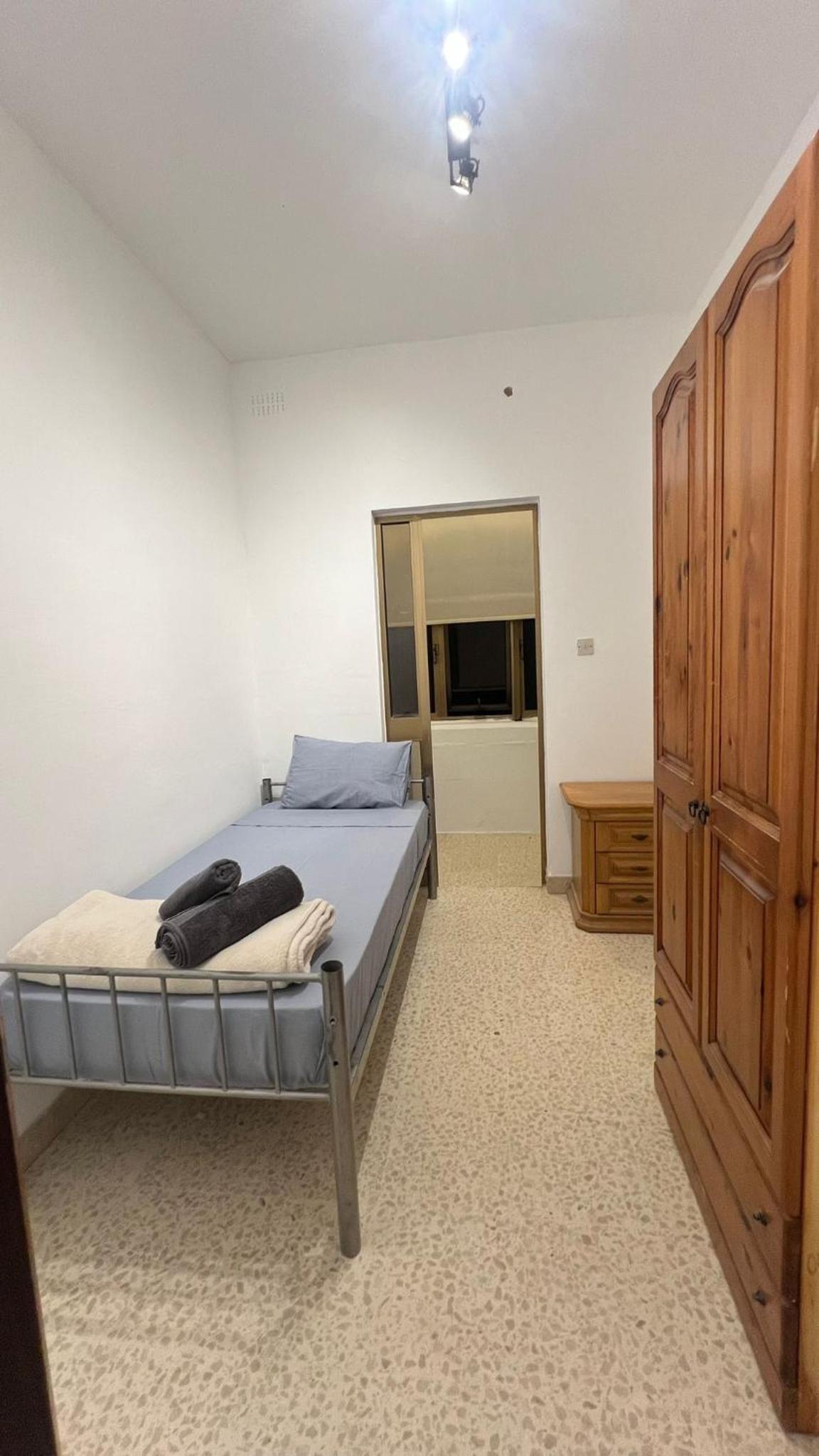 Single Room with Shared Bathroom photo 2