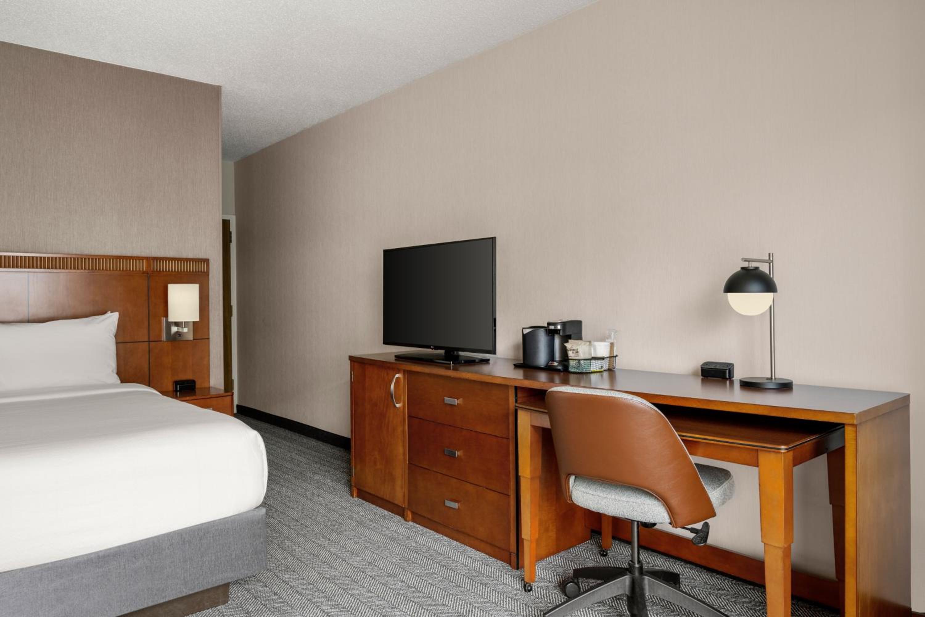 King Room with Sofa Bed - Photo 10