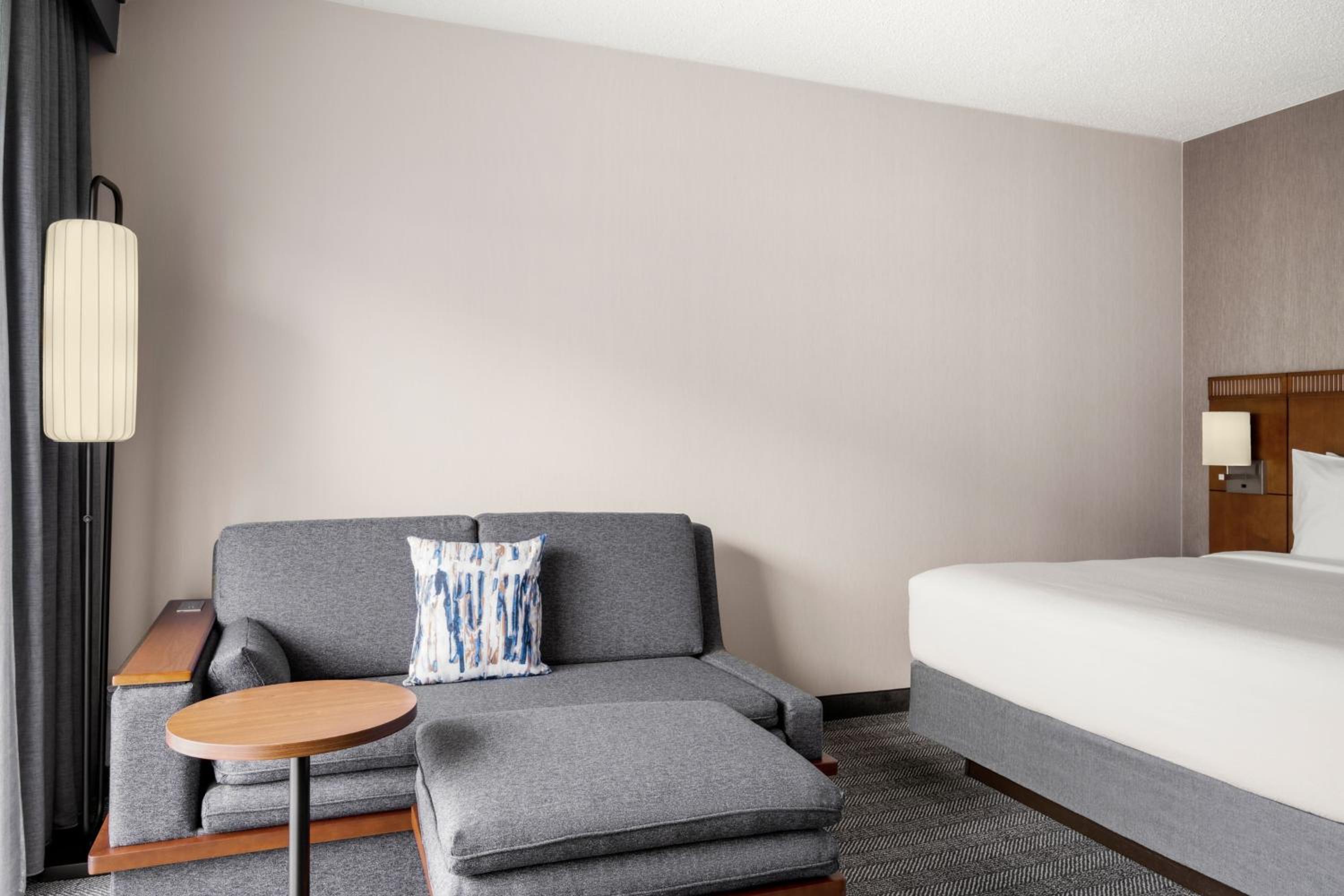 King Room with Sofa Bed - Photo 5
