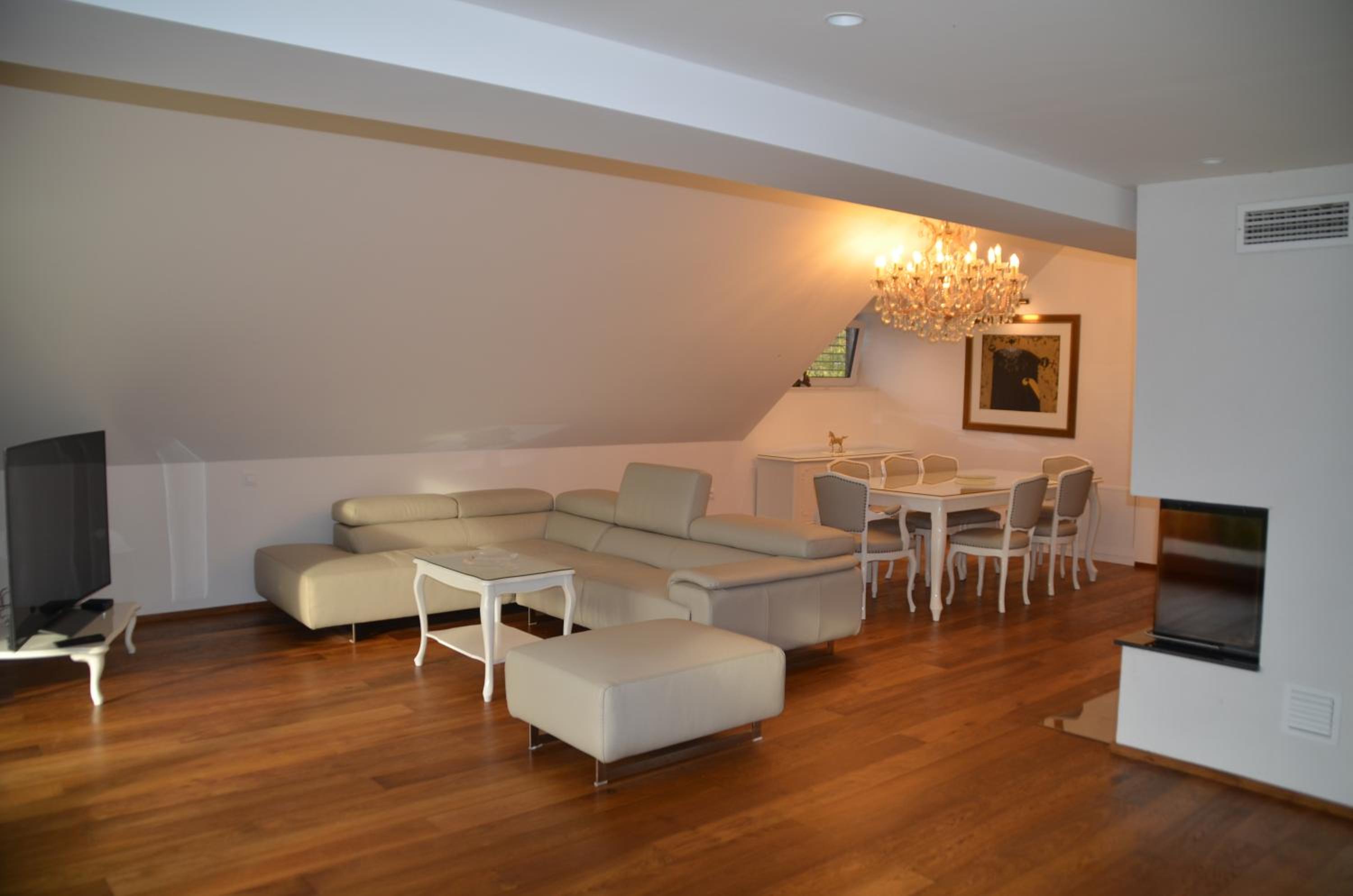 Three-Bedroom Premium Apartment with Balcony photo 1