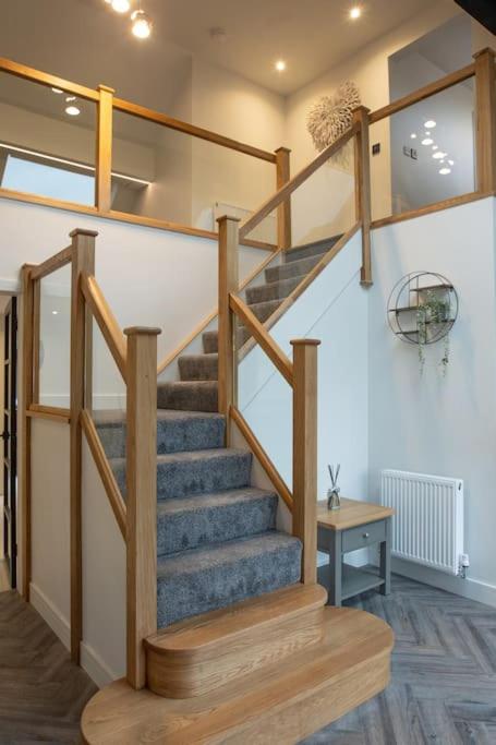 Five-Bedroom House photo 2
