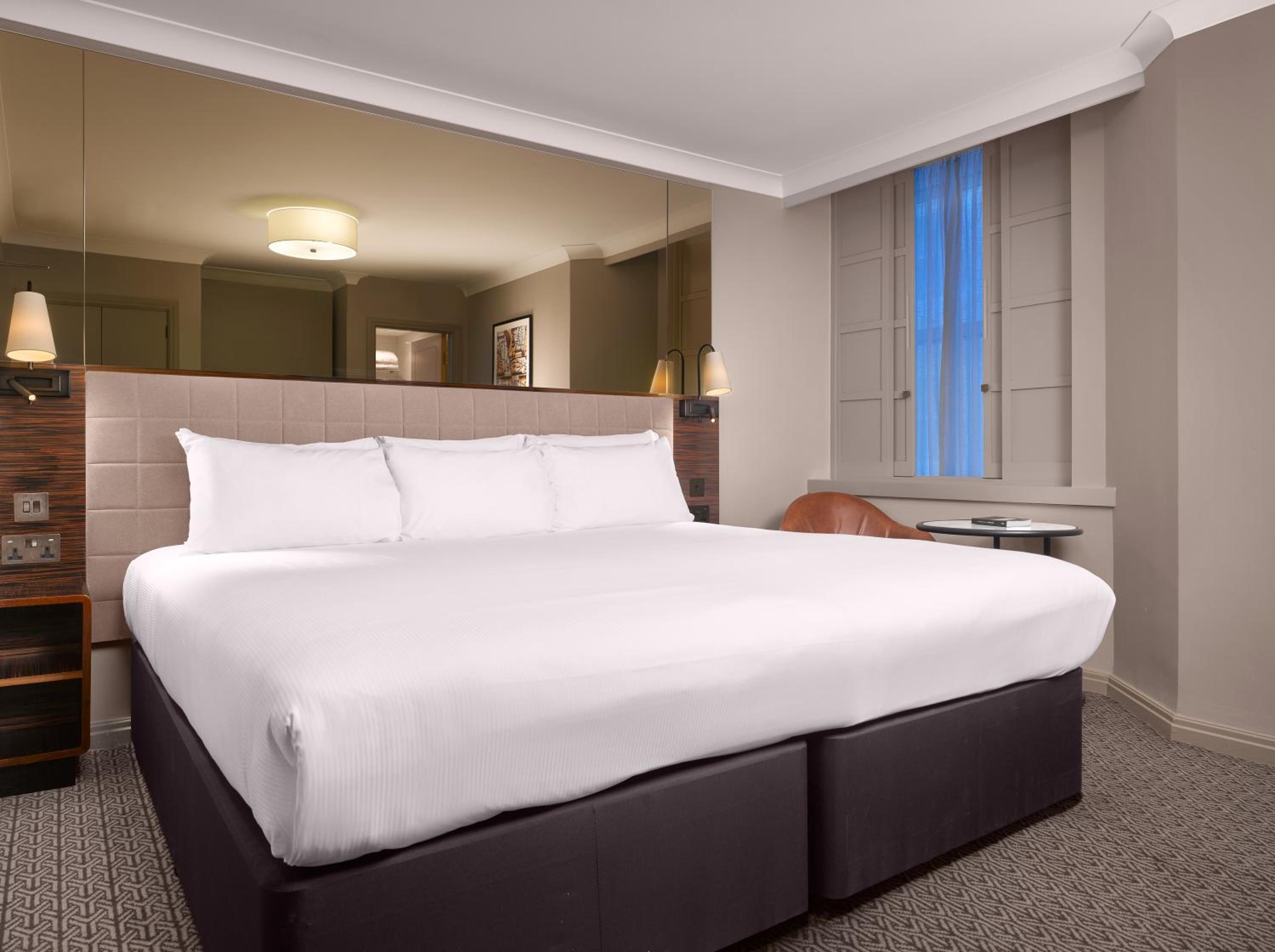 Superior King Room thumbnail 5