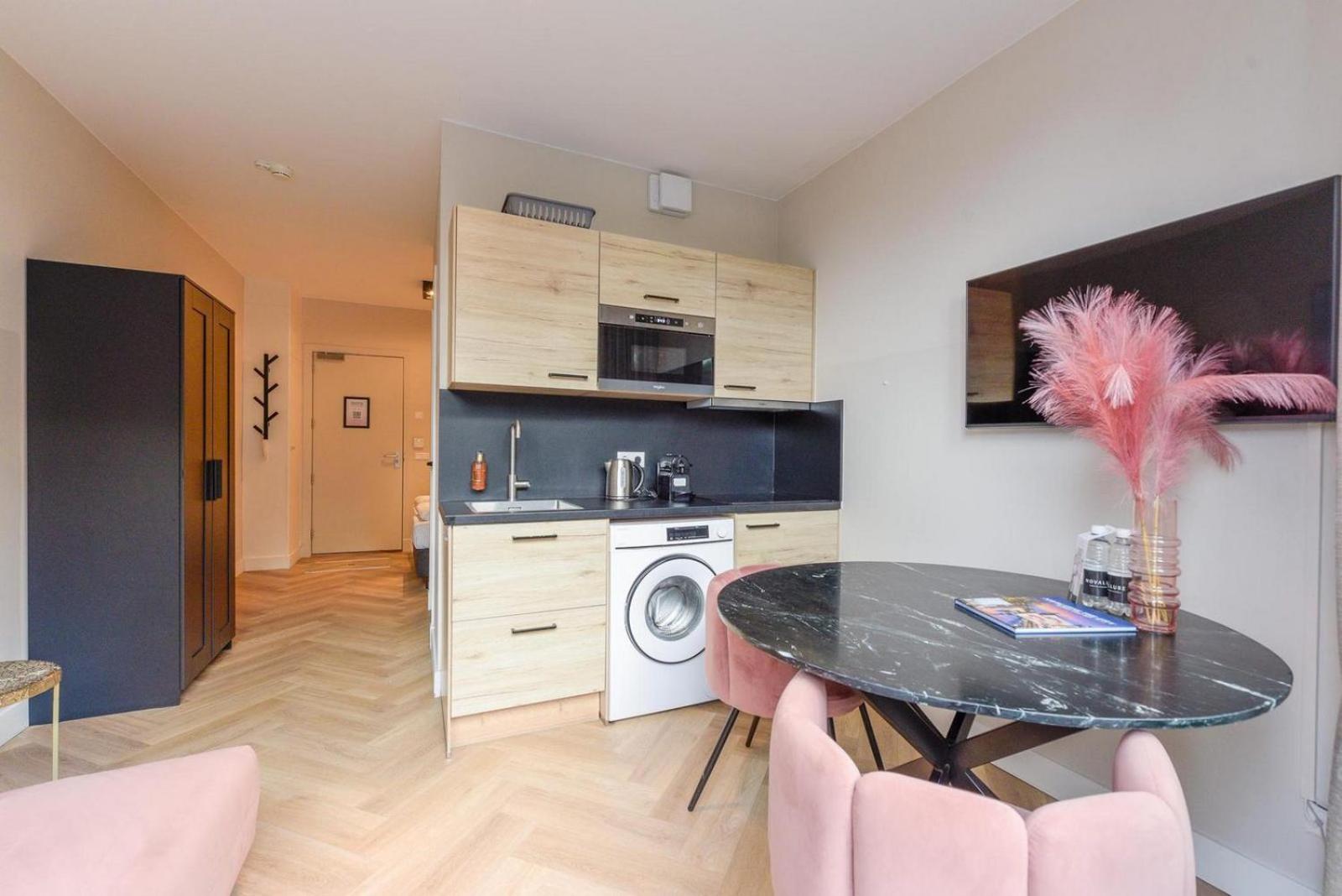 Apartment with Balcony - Photo 5