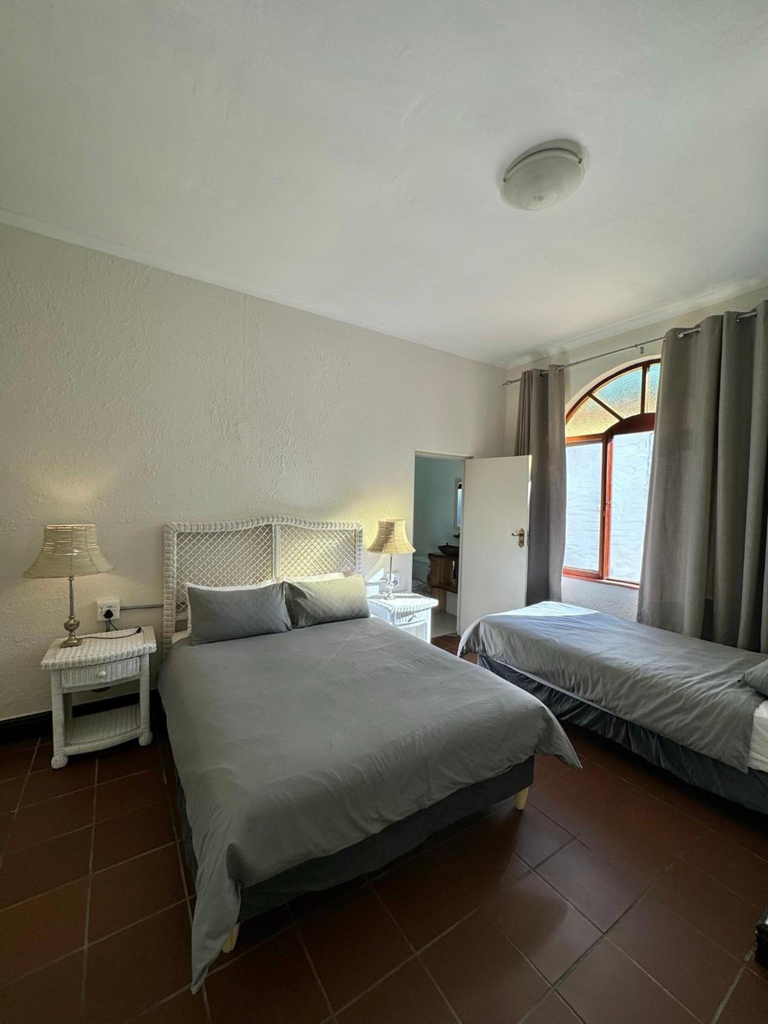 Five-Bedroom House photo 1