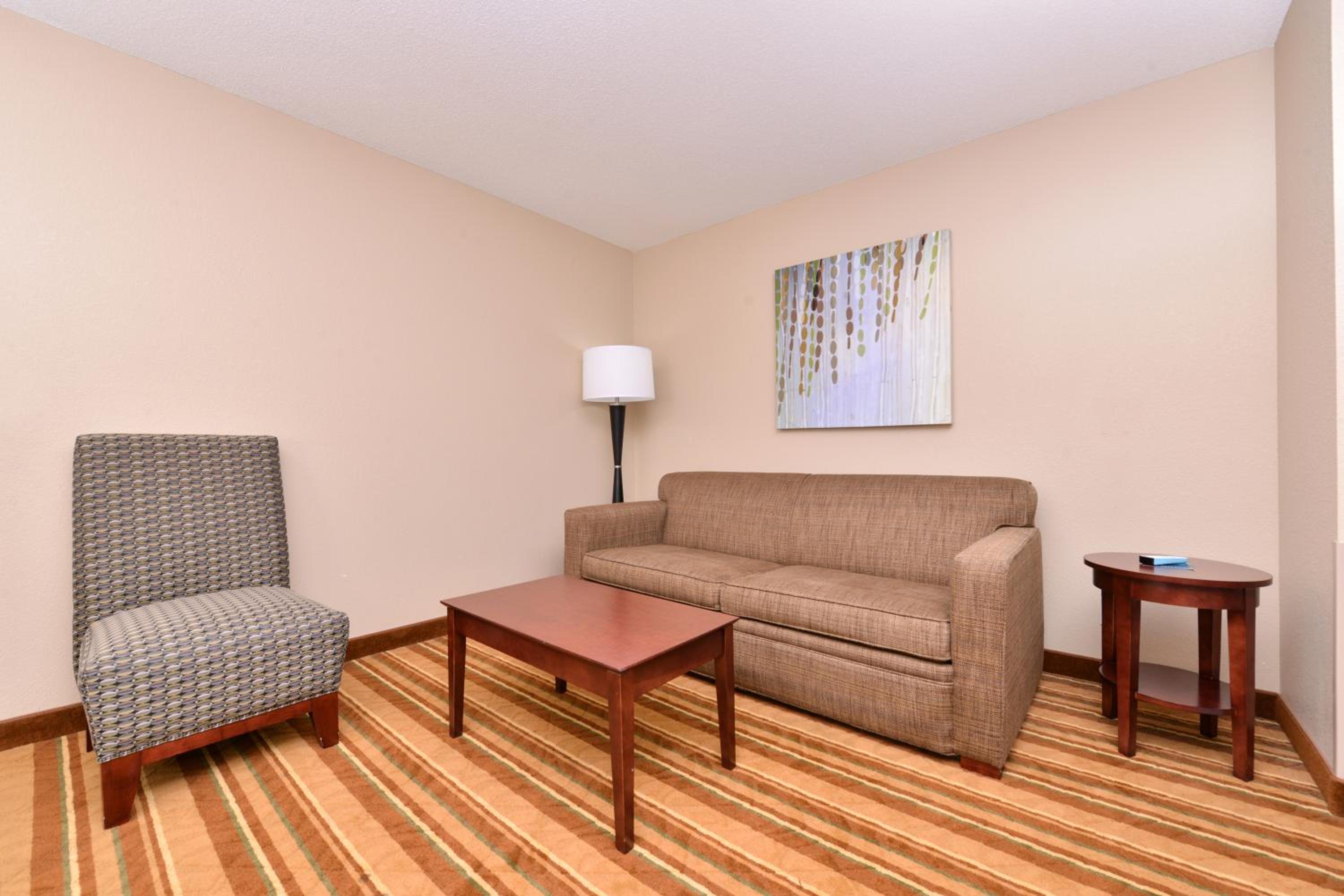 King Room With Sofa Bed - Non-Smoking photo 2