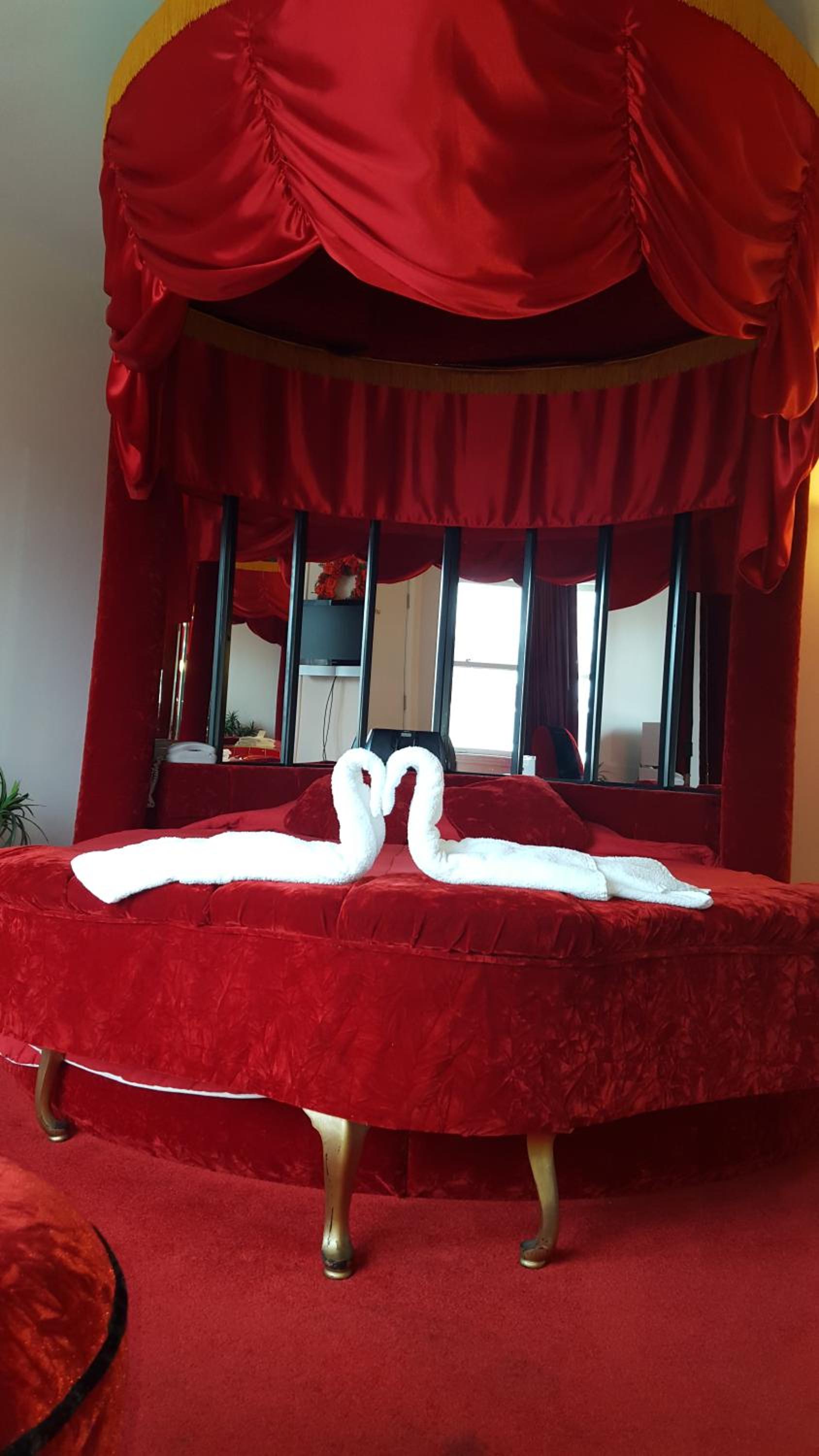 King Suite With Whirlpool - Non-Smoking photo 1