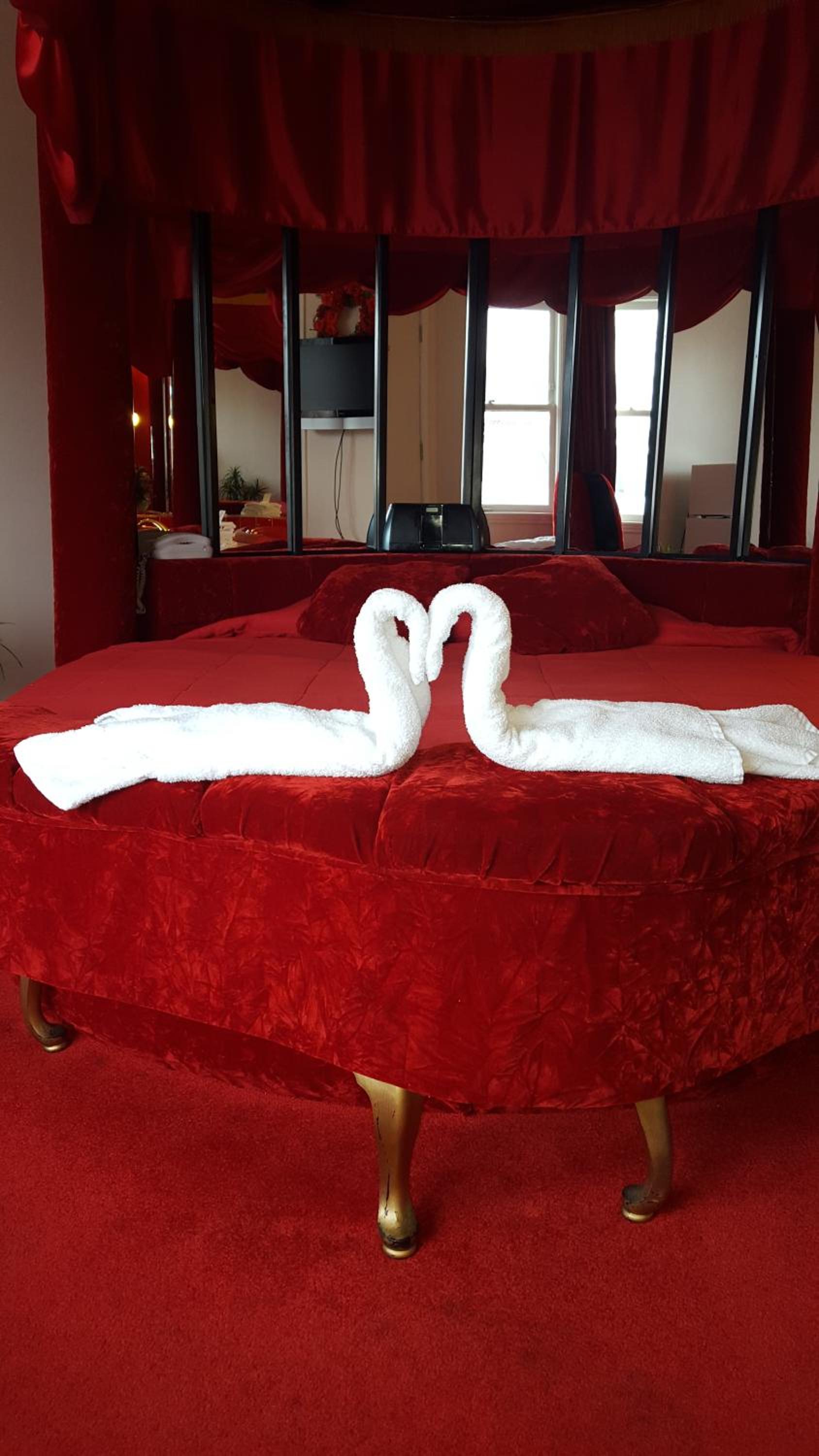 King Suite With Whirlpool - Non-Smoking photo 3