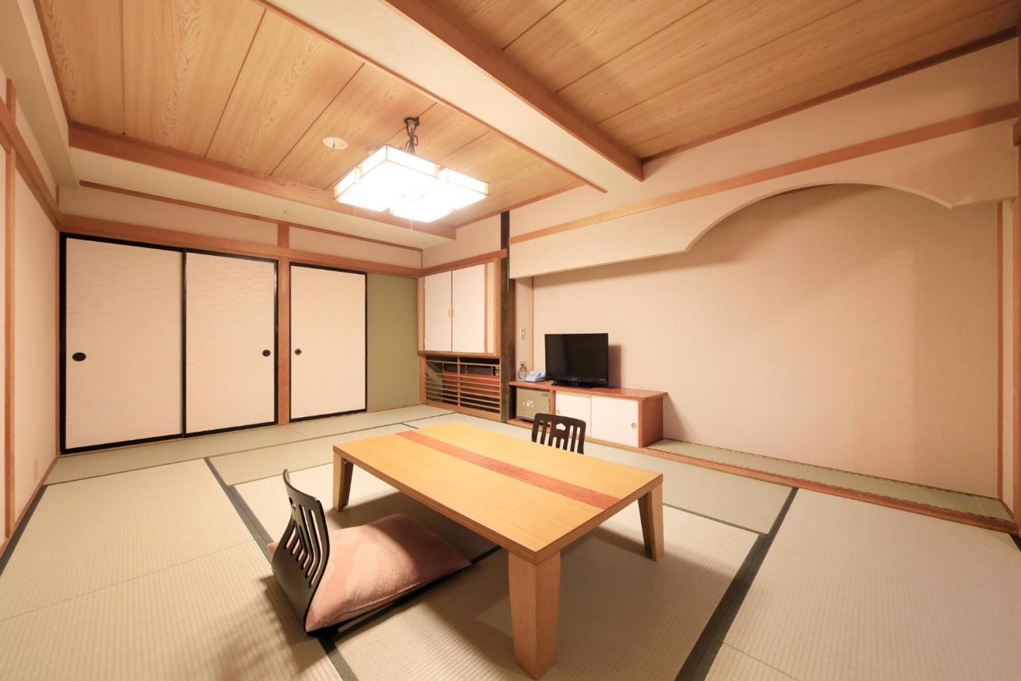 Japanese-Style Twin Room with Bath and Lake View photo 2