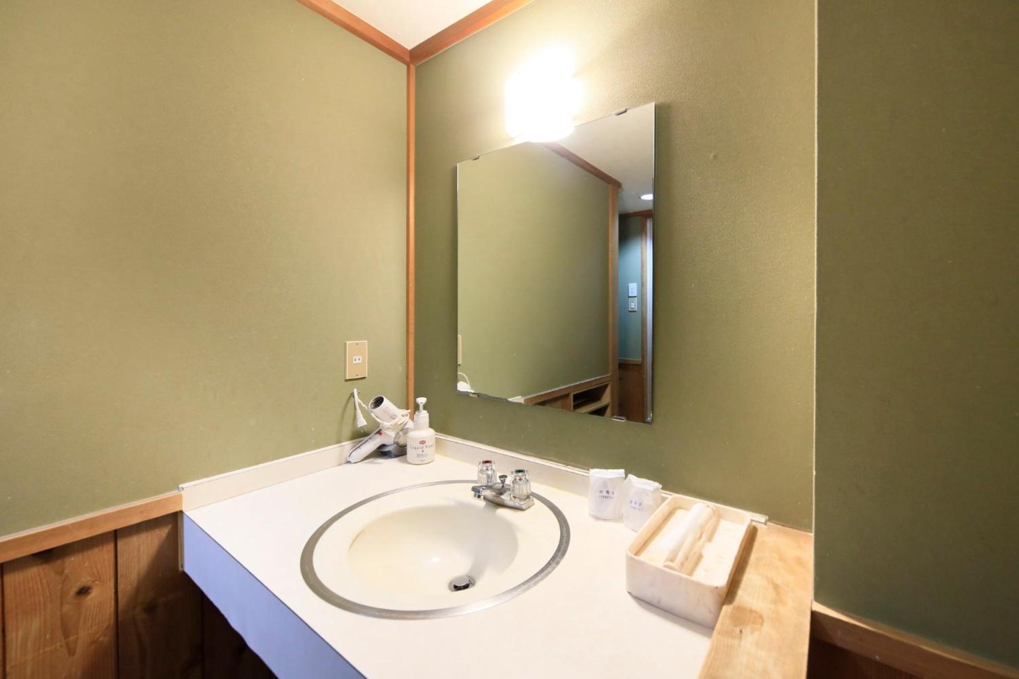 Japanese-Style Twin Room with Bath and Lake View photo 3